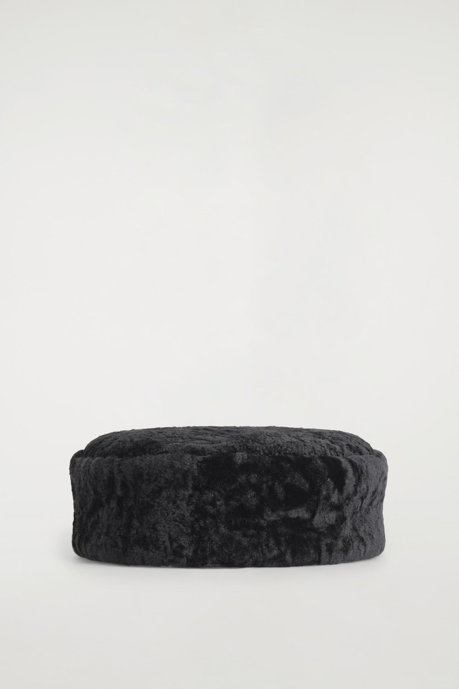 ÎÎ½Î± Î¼Î±ÏÏÎ¿ ÎºÎ±ÏÎ­Î»Î¿ pillbox Î±ÏÏ shearling ÎµÎ¯Î½Î±Î¹ ÏÎ¿ÏÎ¿Î¸ÎµÏÎ·Î¼Î­Î½Î¿ Î¼Îµ ÏÎ¿ Î¼ÏÏÎ¿ÏÏÎ¹Î½Ï Î¼Î­ÏÎ¿Ï ÏÏÎ¿Ï ÏÎ± ÎµÎ¼ÏÏÏÏ, Î±Î½Î±Î´ÎµÎ¹ÎºÎ½ÏÎ¿Î½ÏÎ±Ï Î¼Î¹Î± Î¹Î´Î¹Î±Î¯ÏÎµÏÎ± Î±Î½Î¬Î³Î»ÏÏÎ·, ÏÎ³Î¿ÏÏÎ® ÎµÏÎ¹ÏÎ¬Î½ÎµÎ¹Î± Î¼Îµ Î´Î¿Î¼Î·Î¼Î­Î½Î¿, ÏÏÏÎ¿Î³Î³ÏÎ»Ï ÏÏÎ®Î¼Î± ÎºÎ±Î¹ ÎµÏÎ¯ÏÎµÎ´Î· ÎºÎ¿ÏÏÏÎ®.
