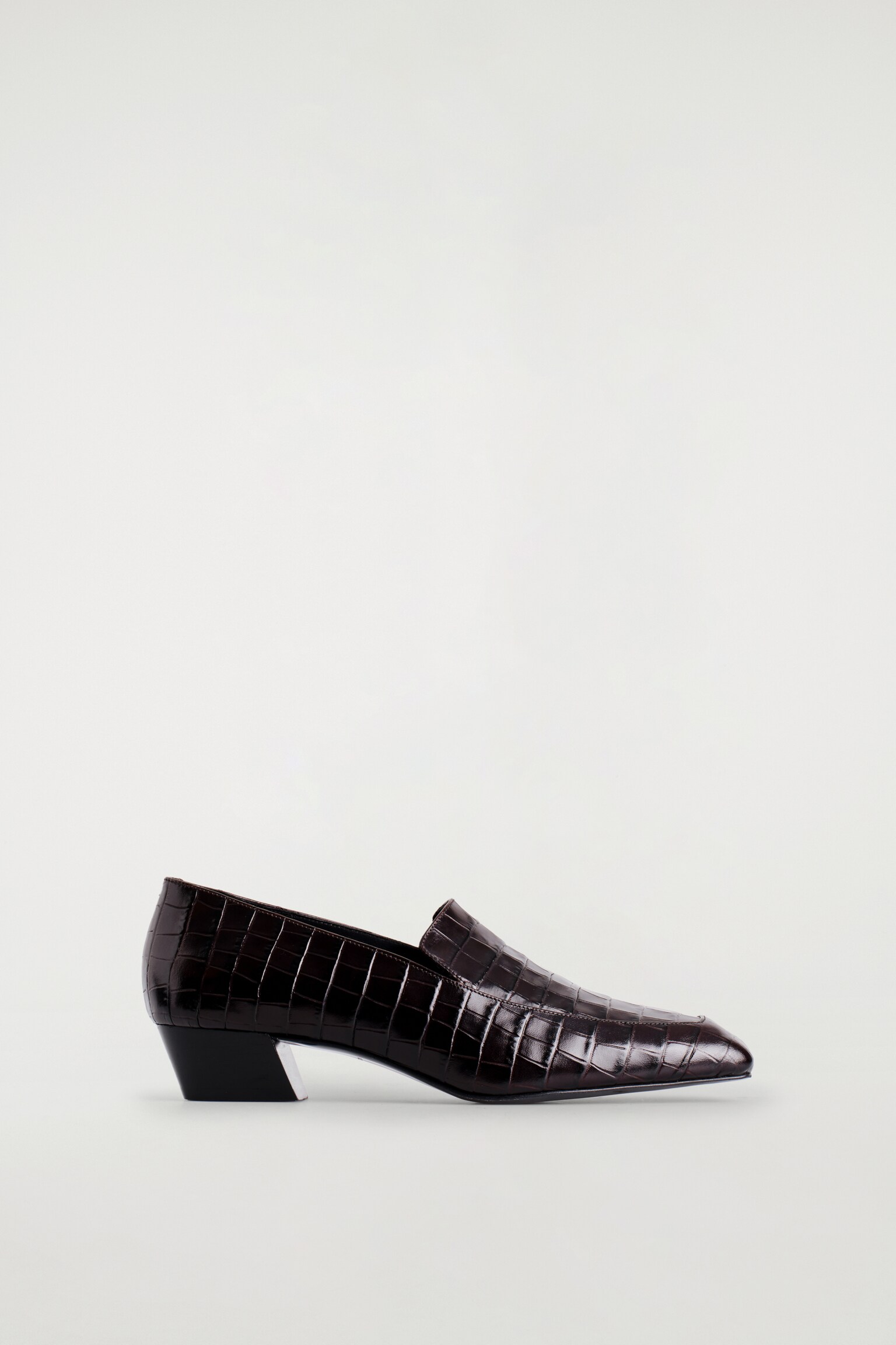 CROC-EFFECT LEATHER HEELED LOAFERS - MARRÓN - 2