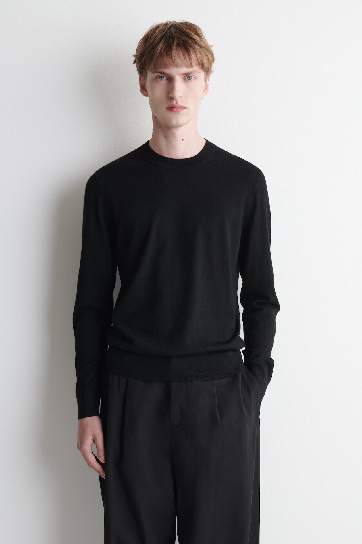 SLIM MERINO WOOL CREW-NECK JUMPER — BLACK