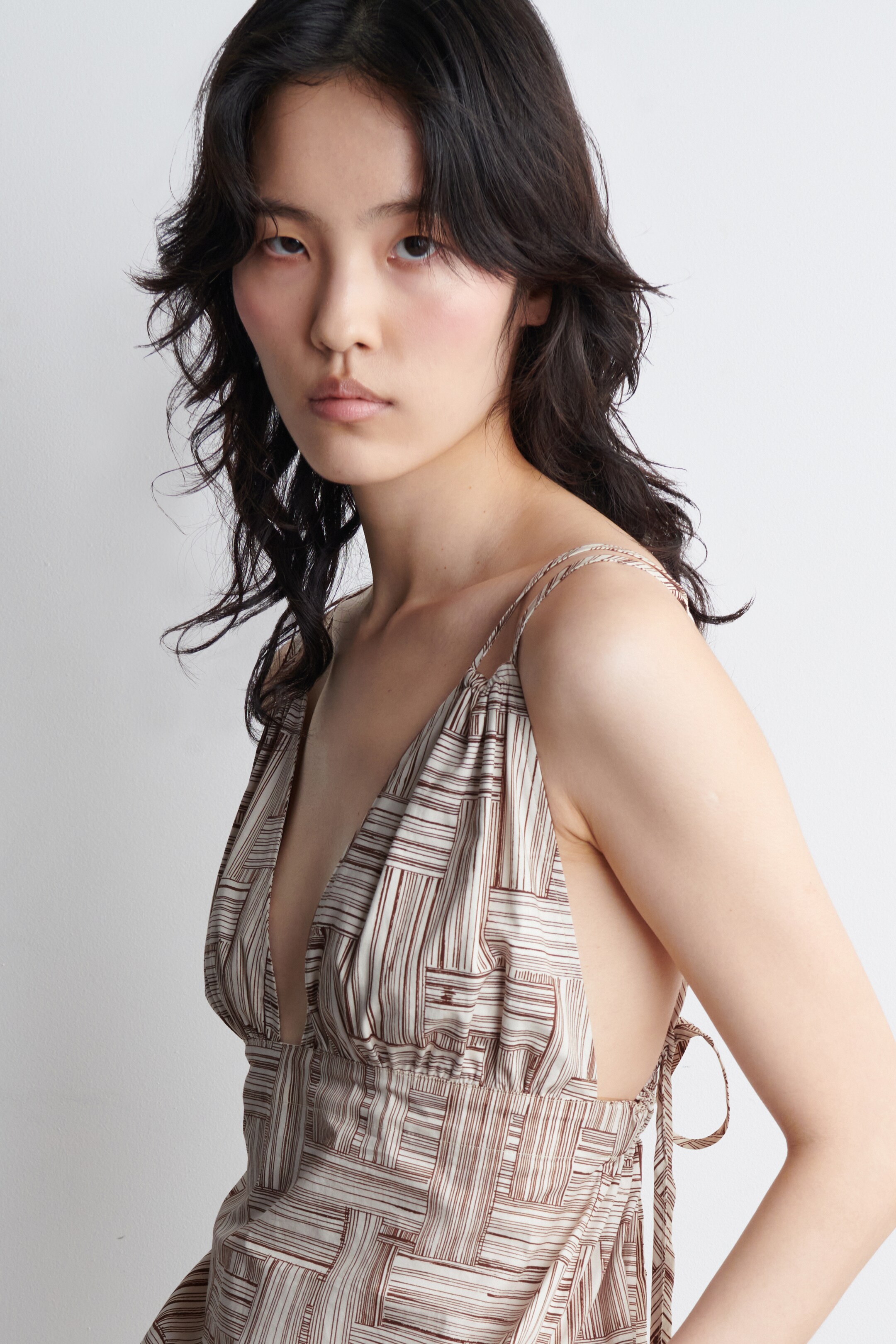 Ver imagem maior: VESTIDO COMPRIDO DECOTE EM V ESTAMPADO - ECRU / CASTANHO / ESTAMPADO - SENHORA | H&M PT 2