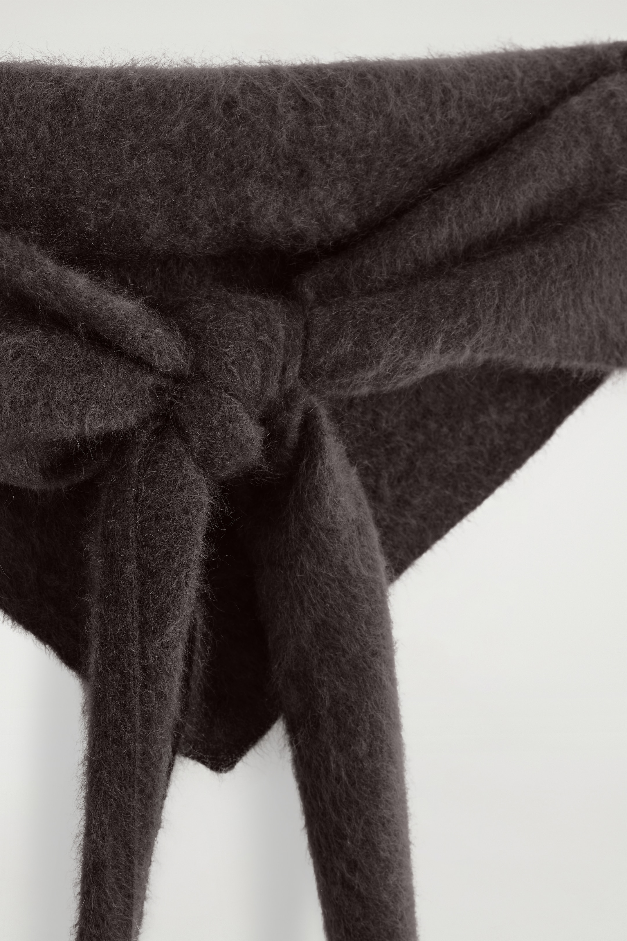 Grösseres Bild ansehen: DREIECKSTUCH AUS GEBÜRSTETEM KASCHMIR - DUNKELBRAUN - DAMEN | H&M CH 5