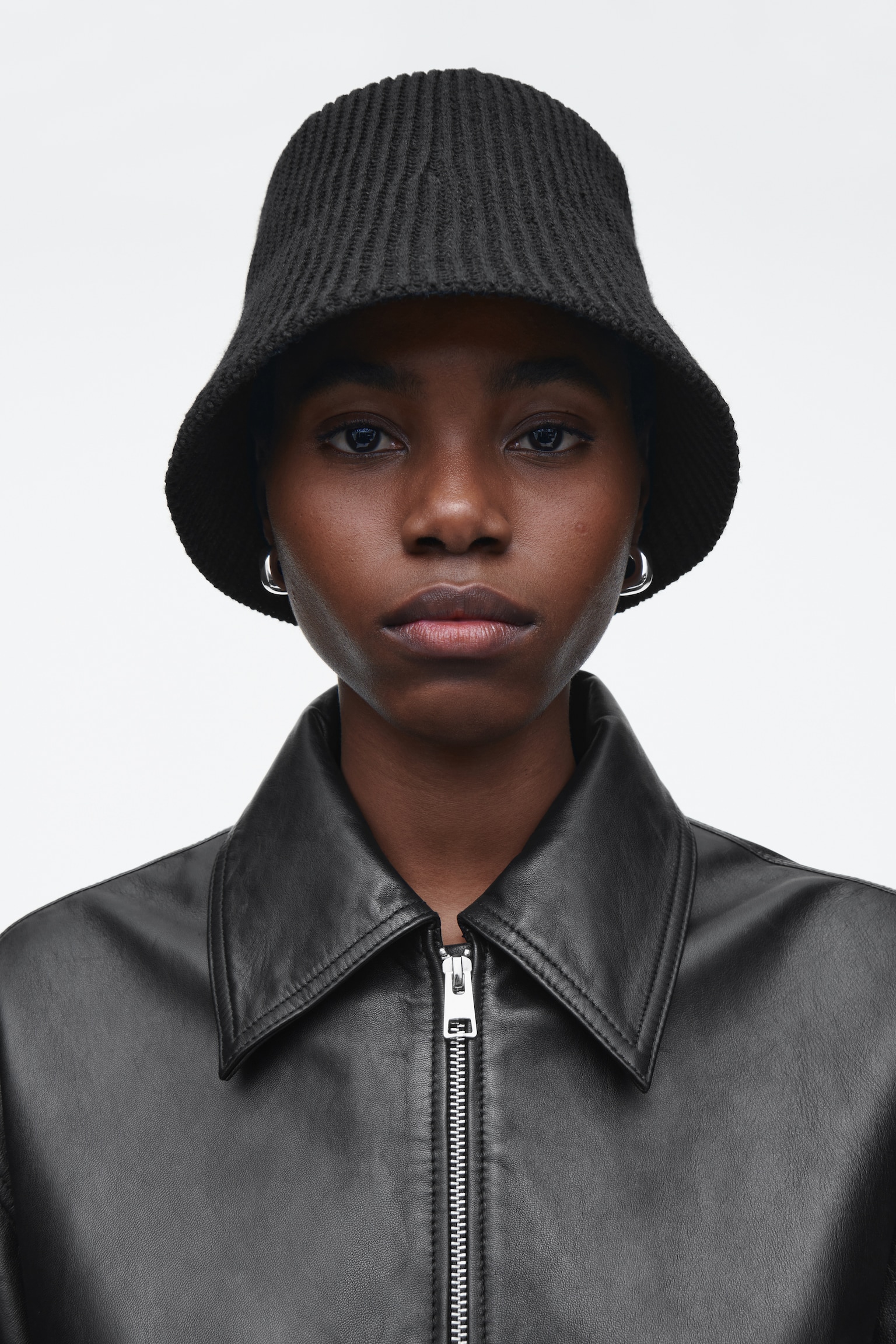 RIBBED WOOL-BLEND BUCKET HAT - BLACK/DARK BROWN
