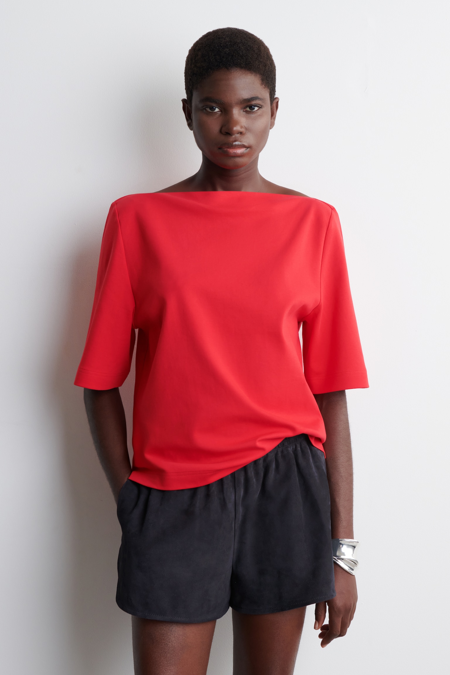 BAUMWOLL-T-SHIRT MIT U-BOOT-AUSSCHNITT - Rot/NAVYBLAU