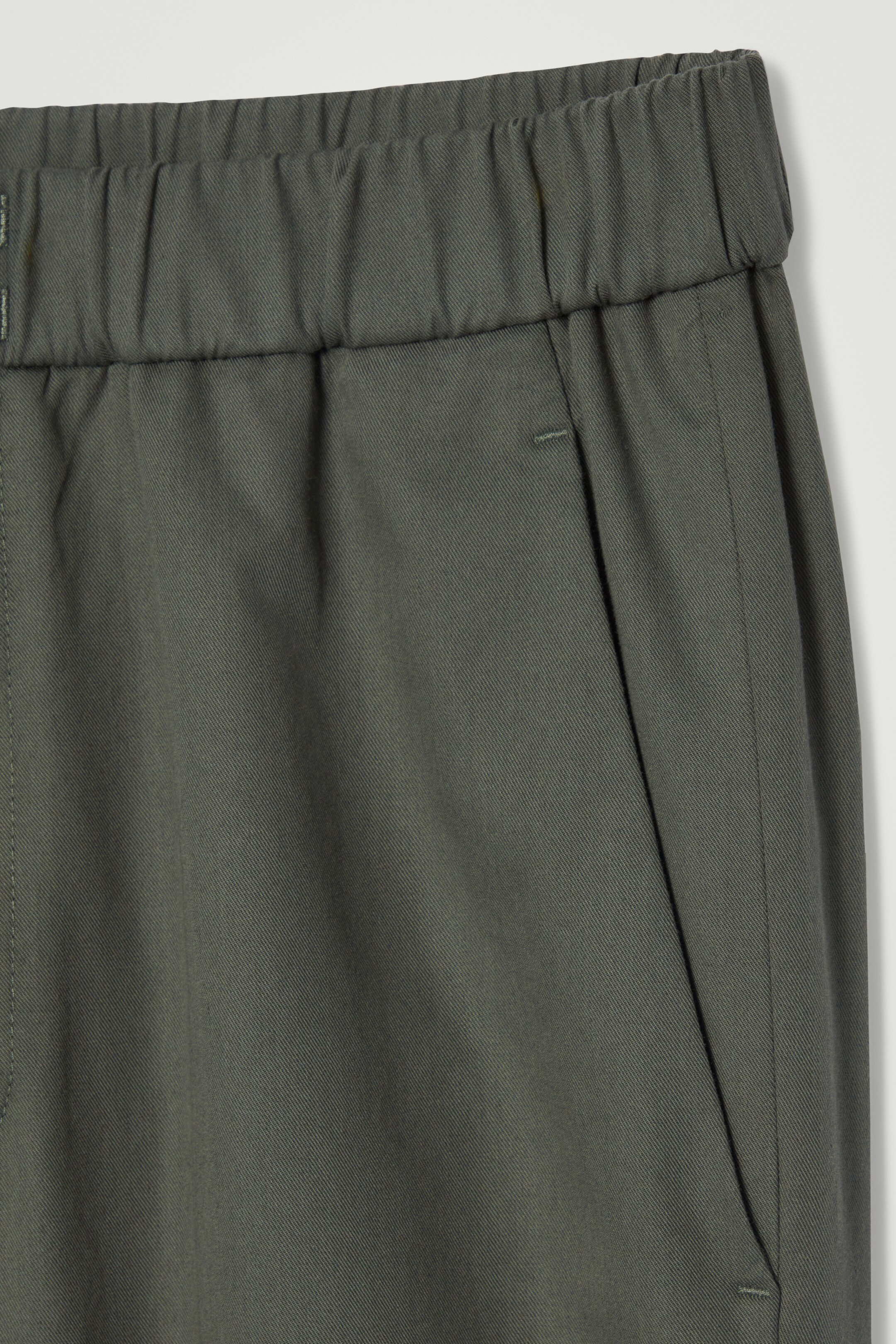 Zobrazit větší obrázek: KALHOTY Z KEPRU S ÚZKÝMI NOHAVICEMI - DARK GREEN - MUŽI | H&M CZ 2