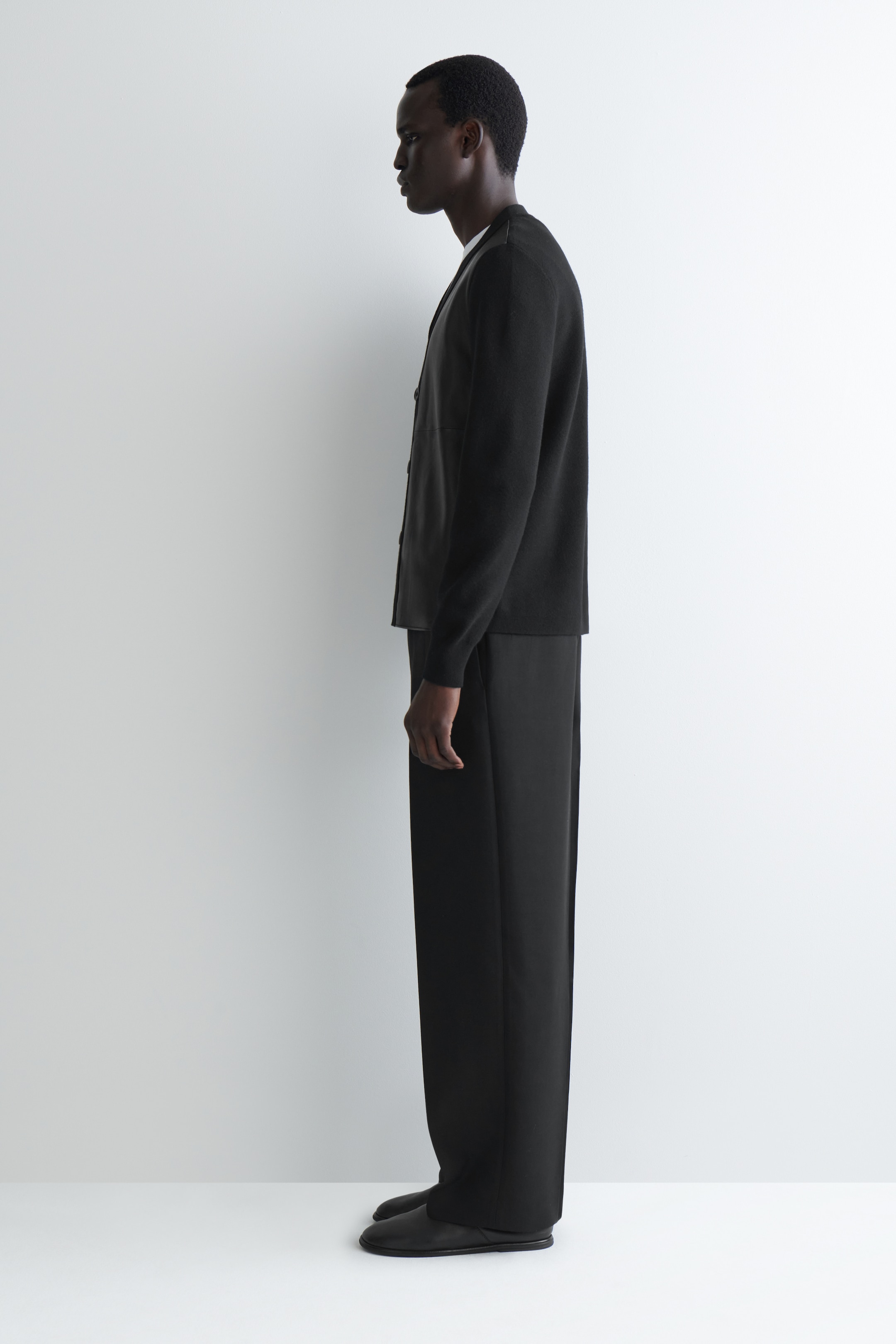 Grösseres Bild ansehen: STRICKJACKE AUS WOLLE MIT LEDERDETAILS - SCHWARZ - HERREN | H&M CH 5