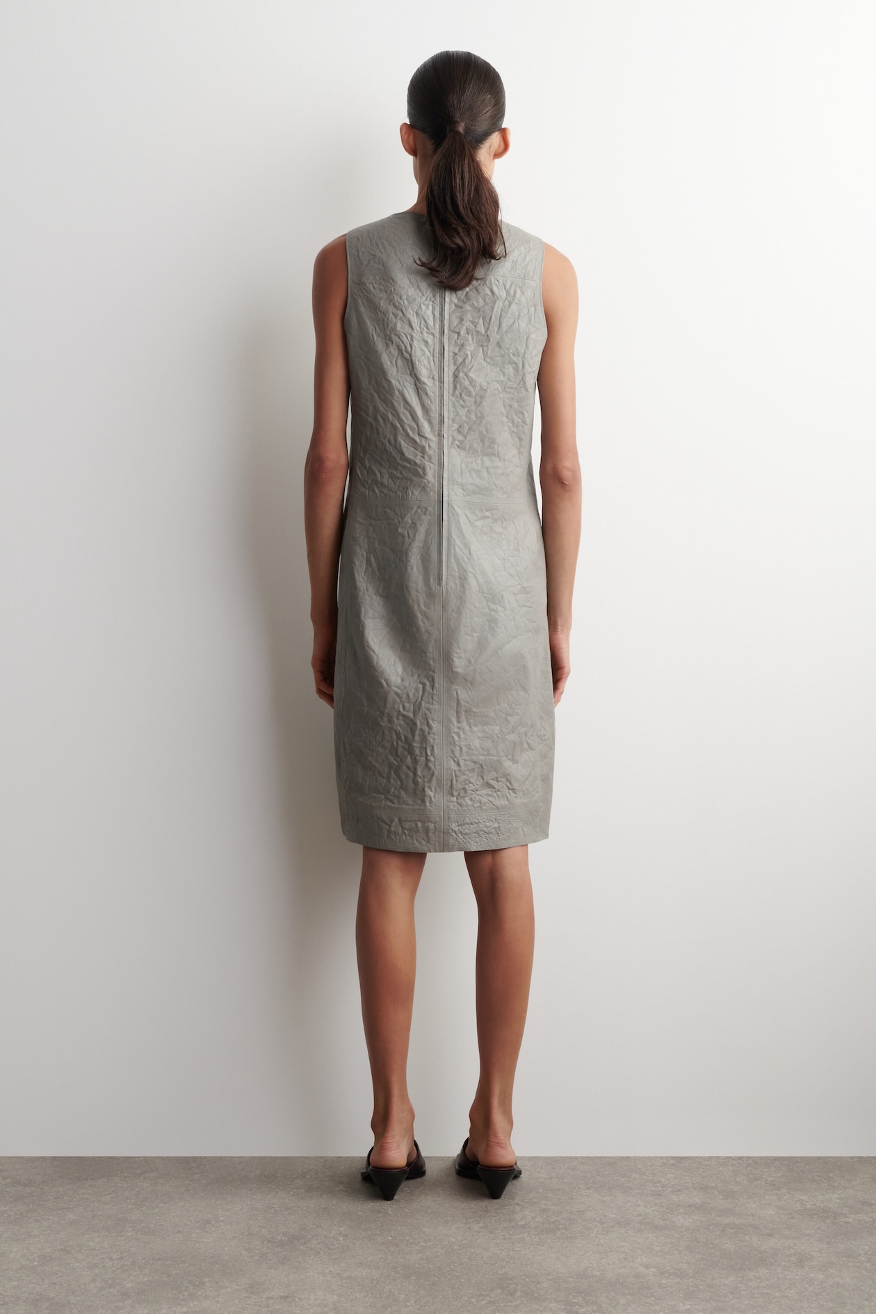 TEXTURED-LEATHER SHIFT DRESS — DOVE GRAY