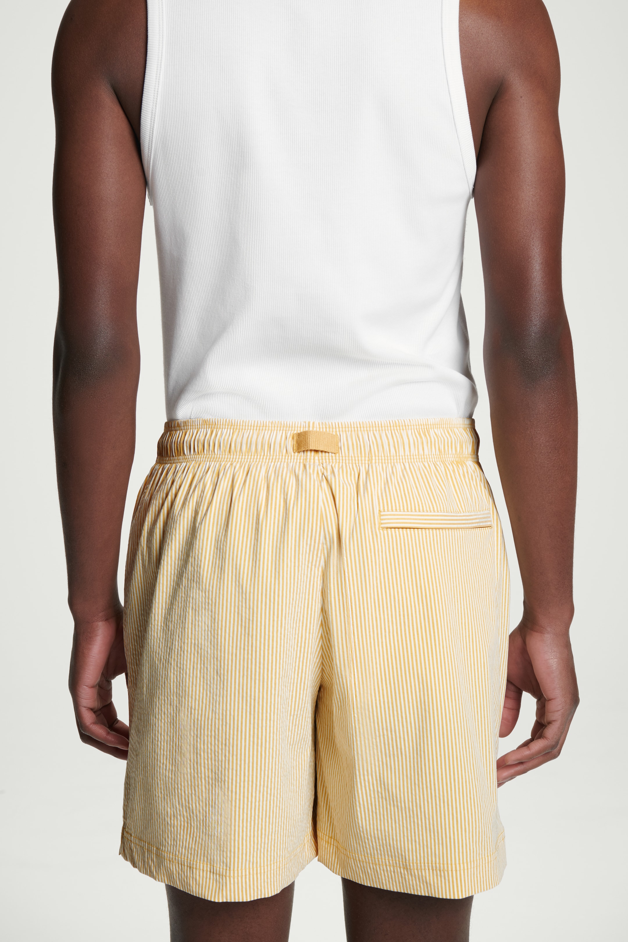 Agrandir l'image: SHORT DE BAIN EN CRÊPE RAYÉ - JAUNE / RAYÉ - HOMME | H&M CH 2