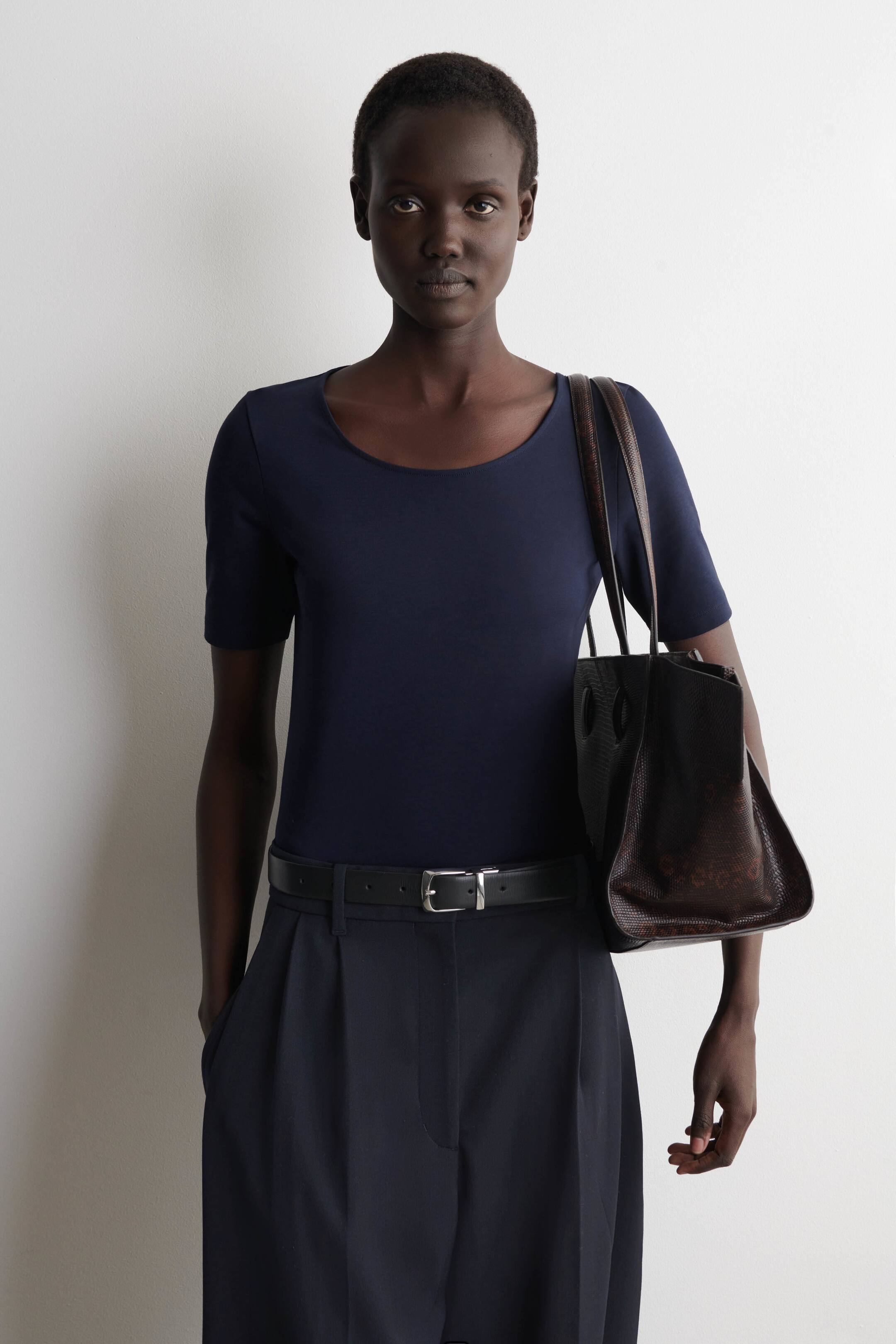 Visualizza immagine più grande: T-SHIRT SLIM IN COTONE CON SCOLLO ROTONDO - BLU NAVY - DONNA | H&M IT 1