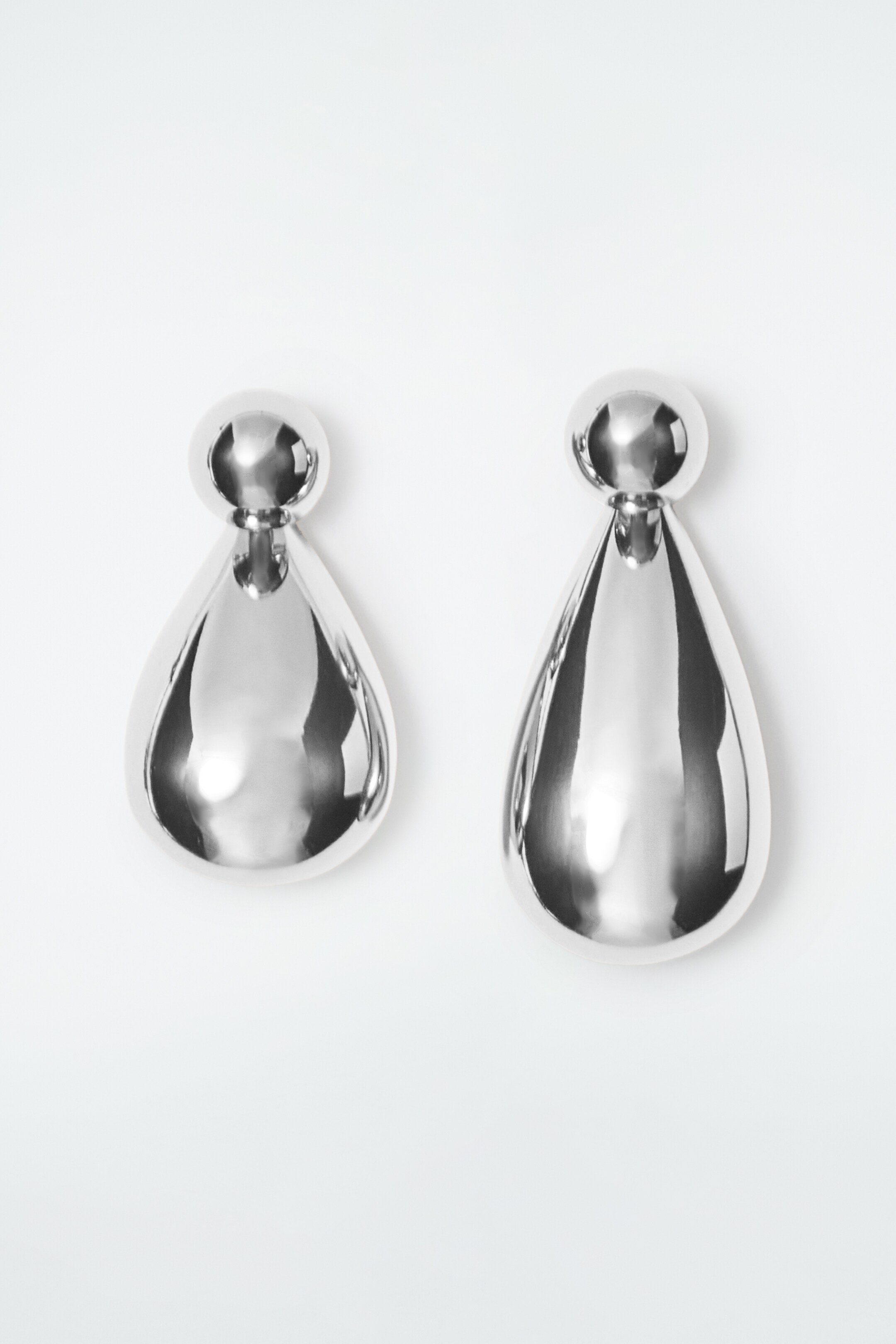 Grösseres Bild ansehen: MARKANTE WANDELBARE HÄNGEOHRRINGE - SILBER - DAMEN | H&M CH 1