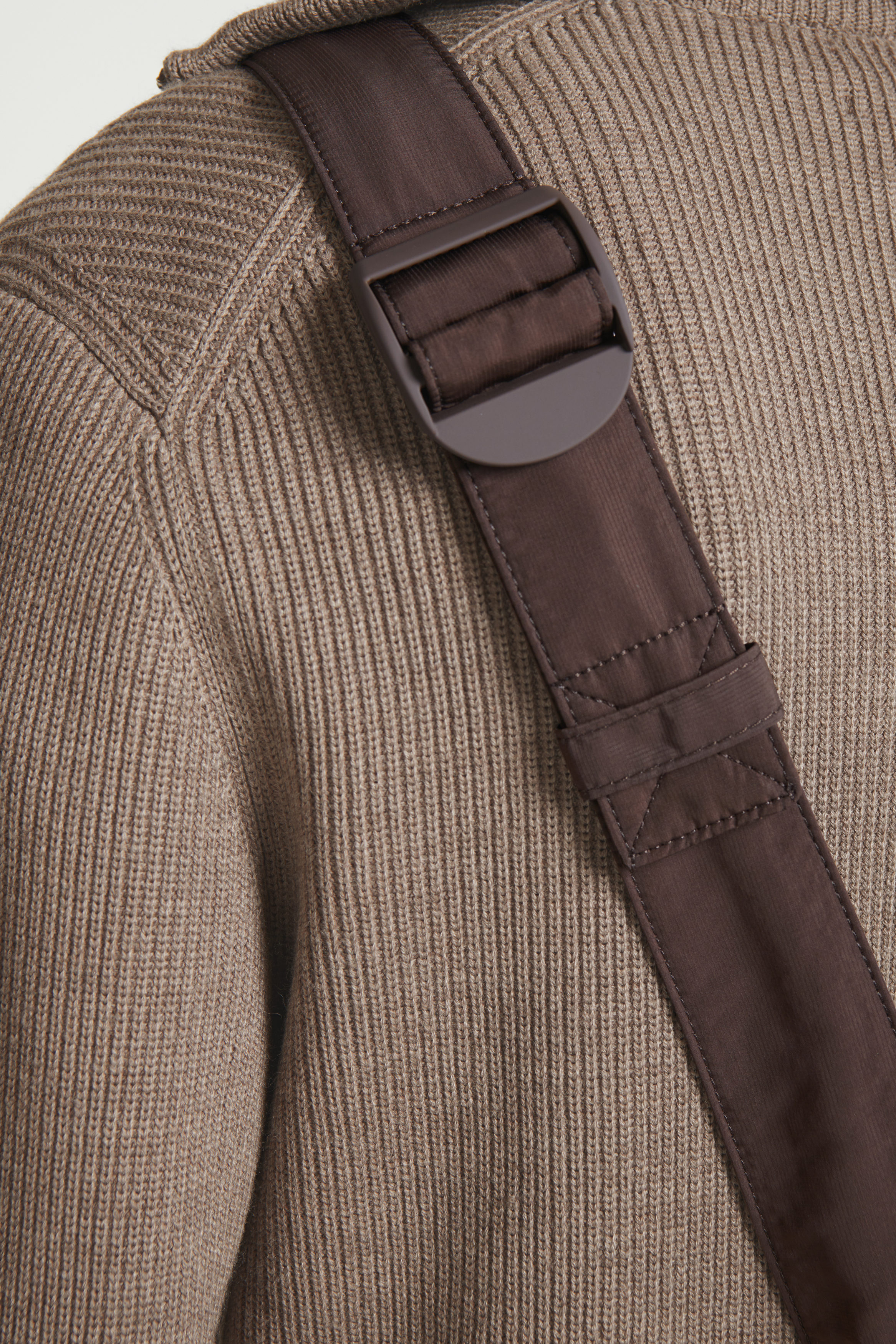 【COS】◆CROSSBODY SADDLE BAG - DARK BROWN◆1219190018◆ COS Crossbody Saddle Bag in DARK BROWN | endource