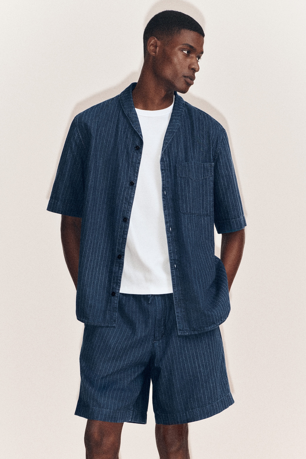 PINSTRIPED DENIM DRAWSTRING SHORTS — INDIGO / PINSTRIPED