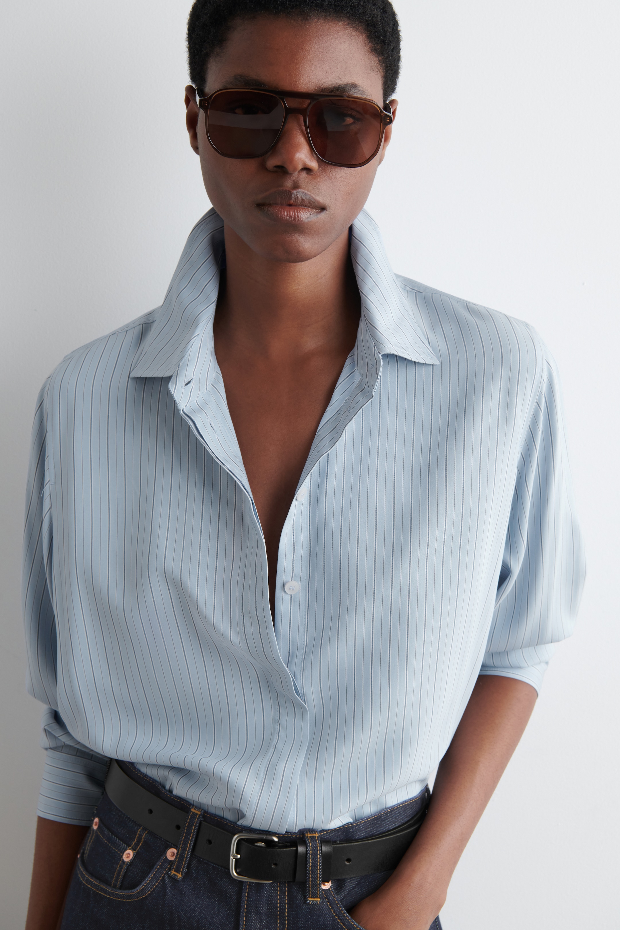 Grotere afbeelding bekijken: ONTSPANNEN GESTREEPT HEMD - BLAUW / GESTREEPT - DAMES | H&M BE 5