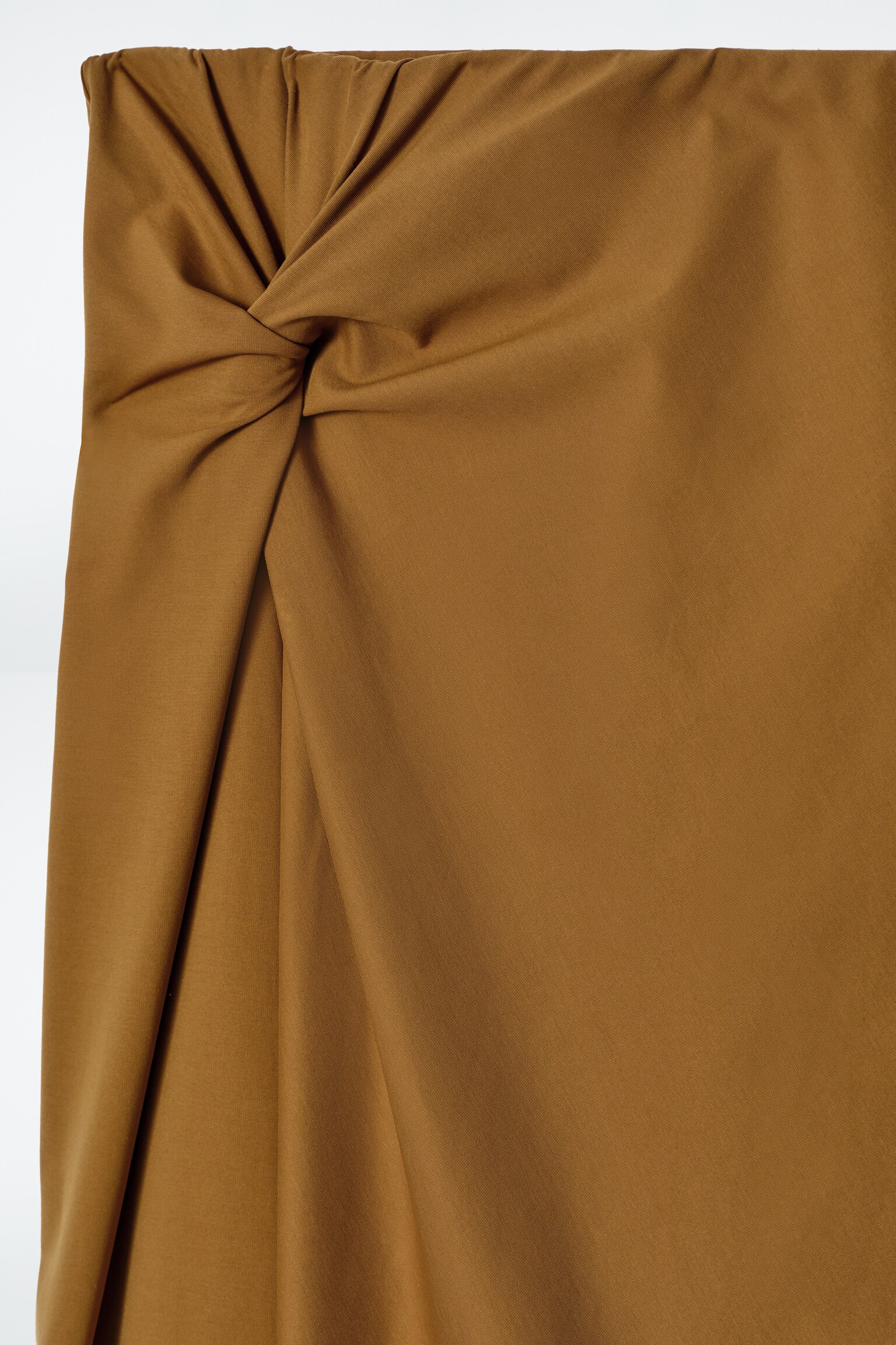 FALDA MIDI CON DETALLE DE NUDO - MARRÓN/NEGRO - 3