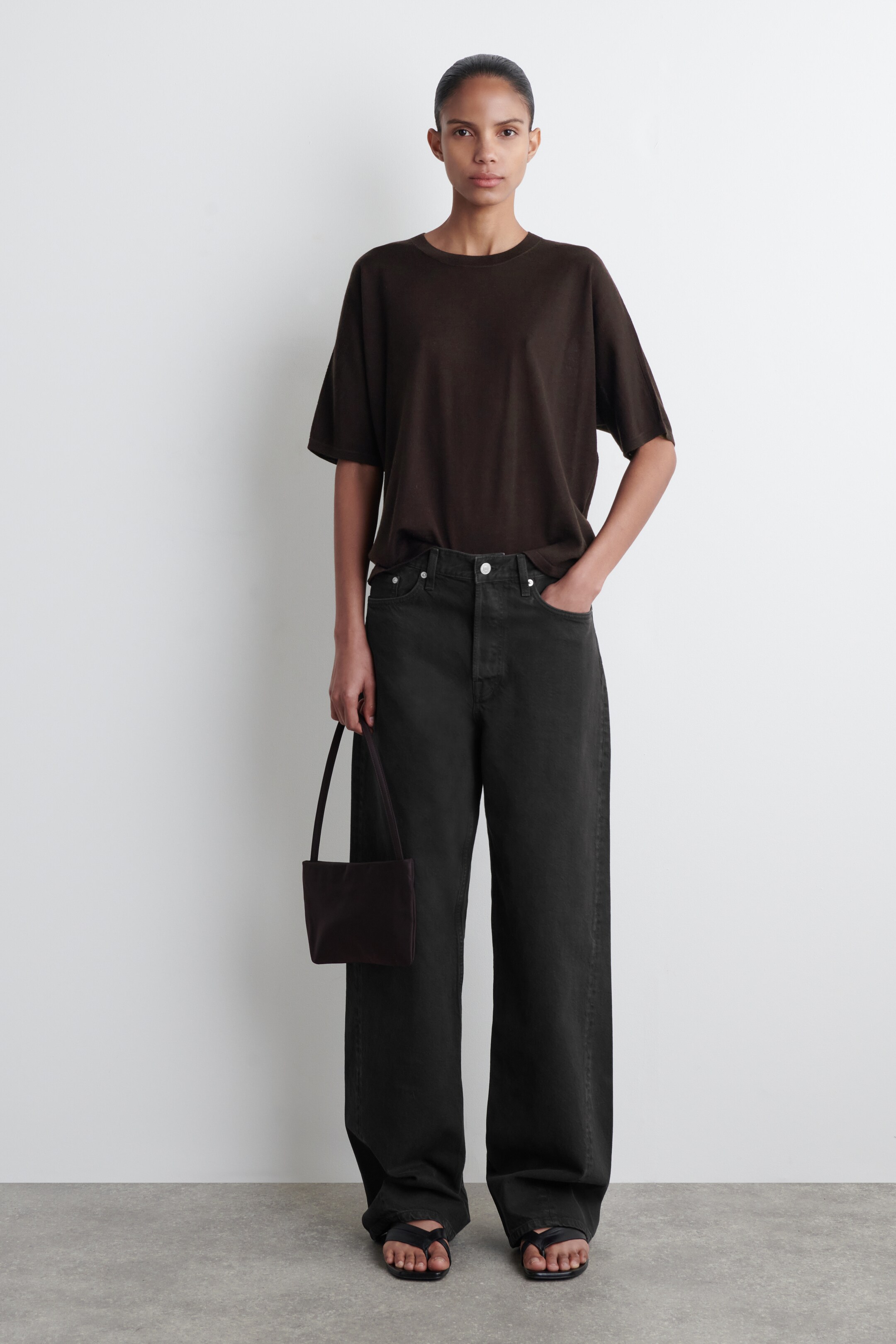 Grotere afbeelding bekijken: MERINO WOLLEN T-SHIRT - DONKERBRUIN - DAMES | H&M BE 2