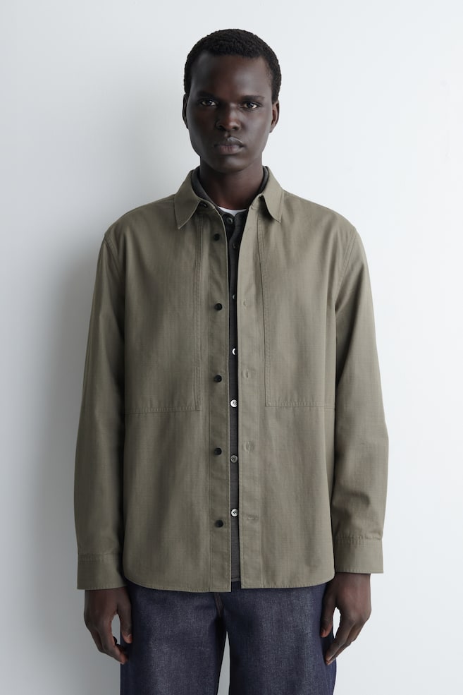 BAUMWOLLHEMD MIT TASCHENDETAILS - DUNKLES KHAKI - 1