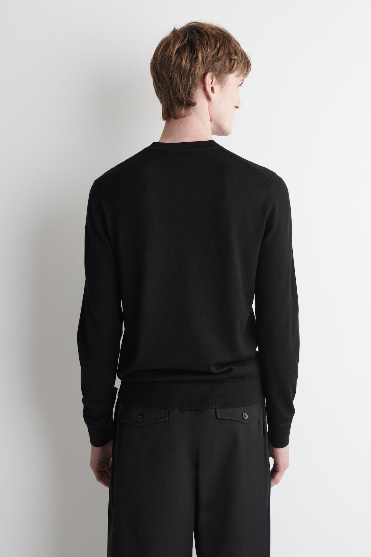 SLIM MERINO WOOL CREW-NECK JUMPER — BLACK