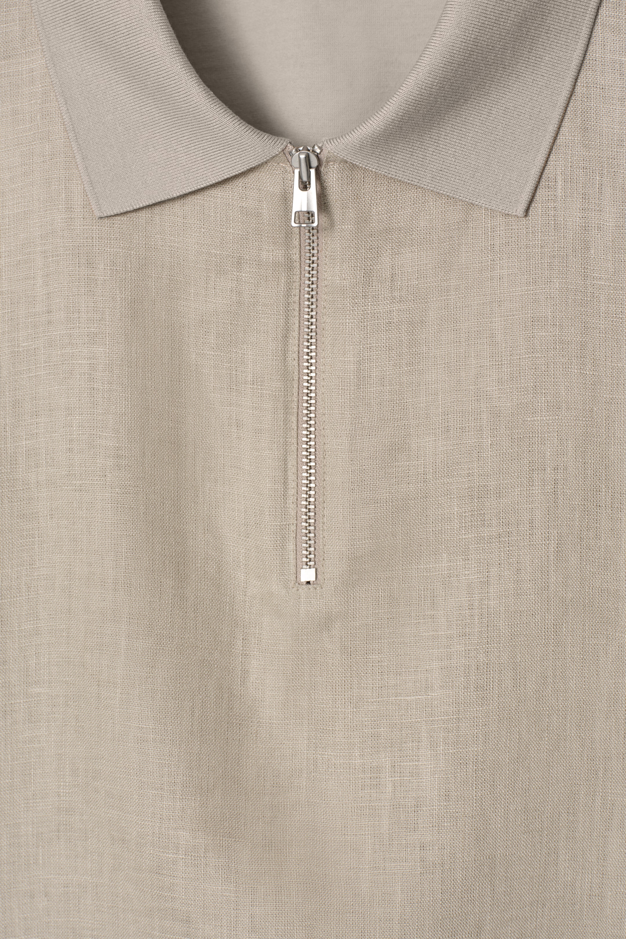 Größeres Bild anzeigen: POLOSHIRT AUS LEINEN MIT KONTRASTEINSATZ - BRAUN - Men | H&M AT 7