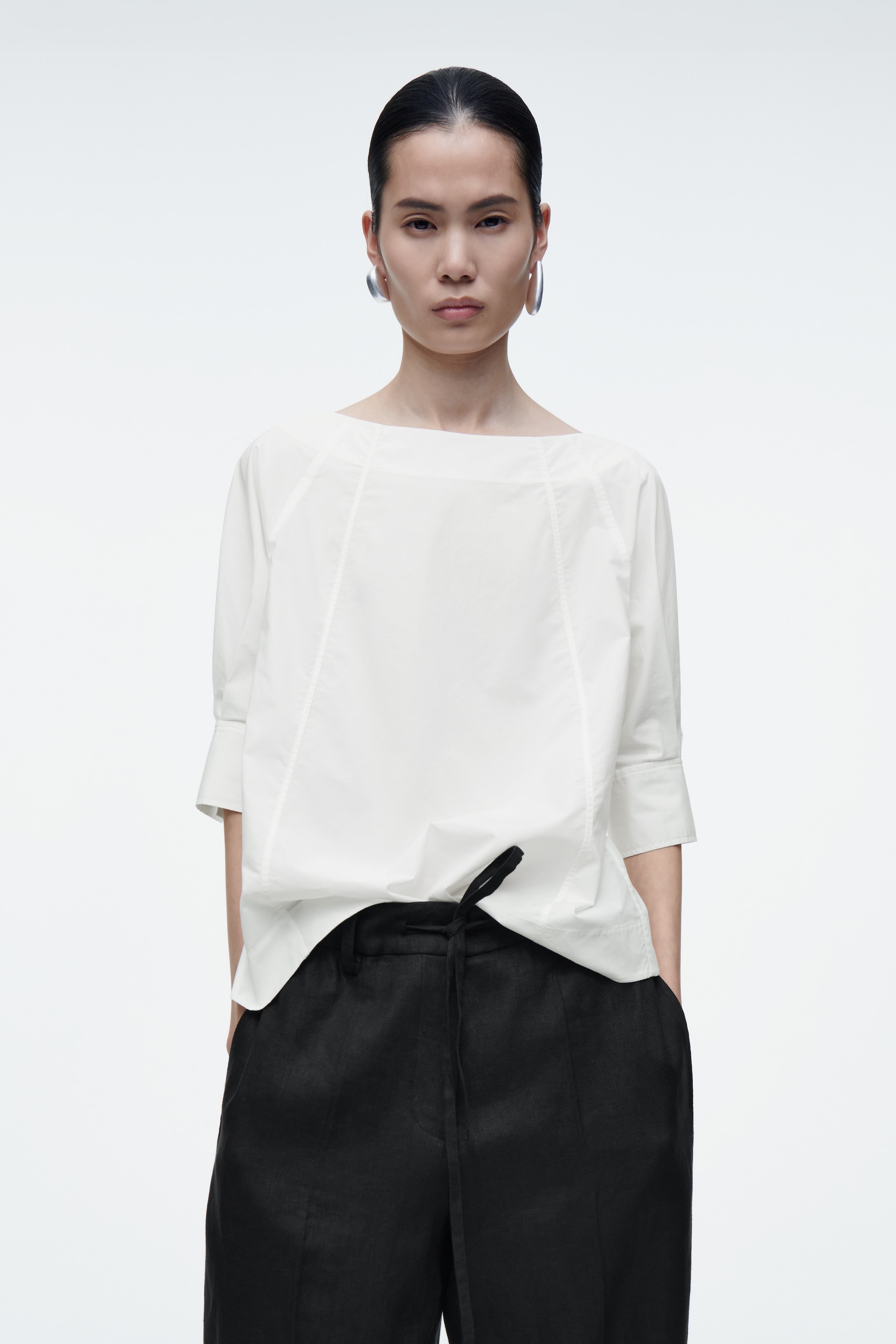 Grotere afbeelding bekijken: Volumineuze katoenen blouse met boothals - WIT - DAMES | H&M BE 1