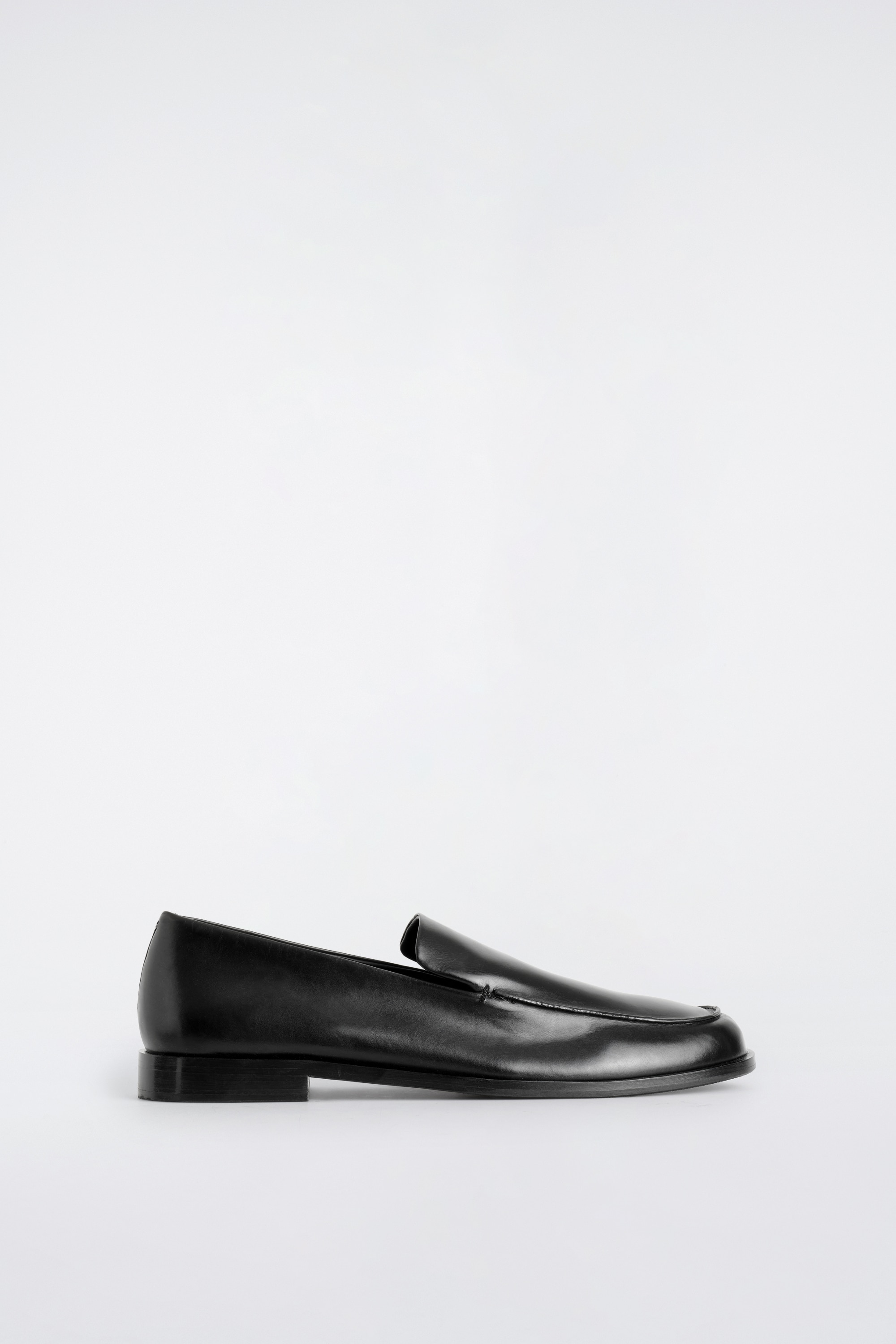 LOAFERS AUS GLÄNZENDEM LEDER - SCHWARZ