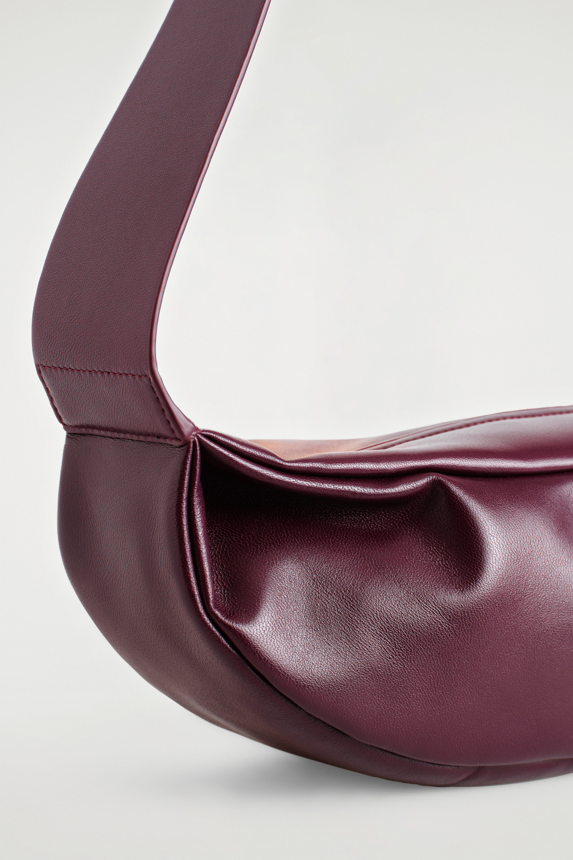 SWING CROSSBODY BAG - LEATHER - BORDEAUX | COS