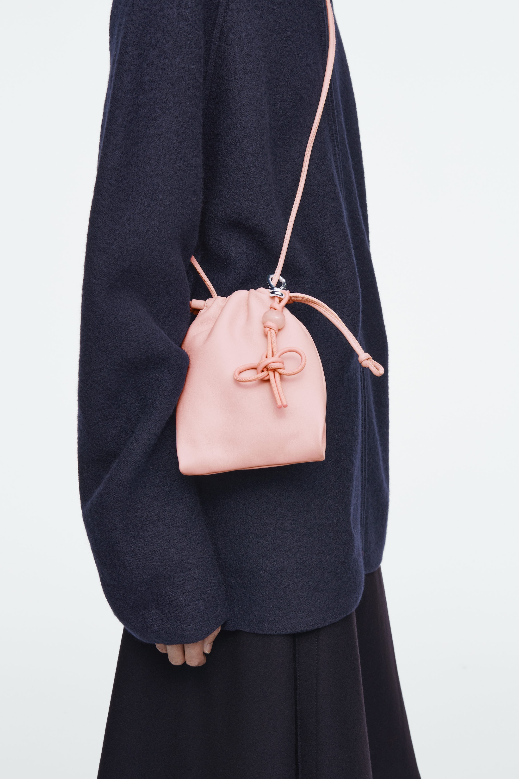 TOGETHERNESS TASCHENANHÄNGER MIT KNOTENDETAIL