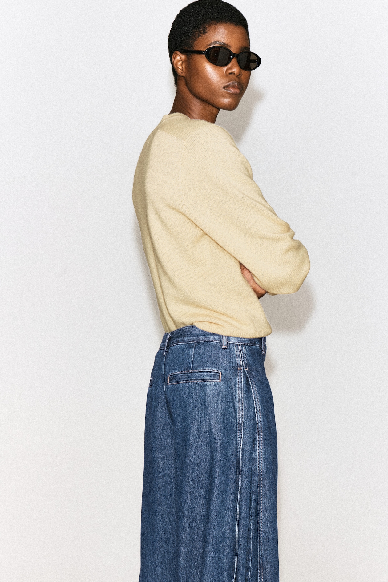 PLEATED-PANEL DENIM BARREL-LEG PANTS — BLUE