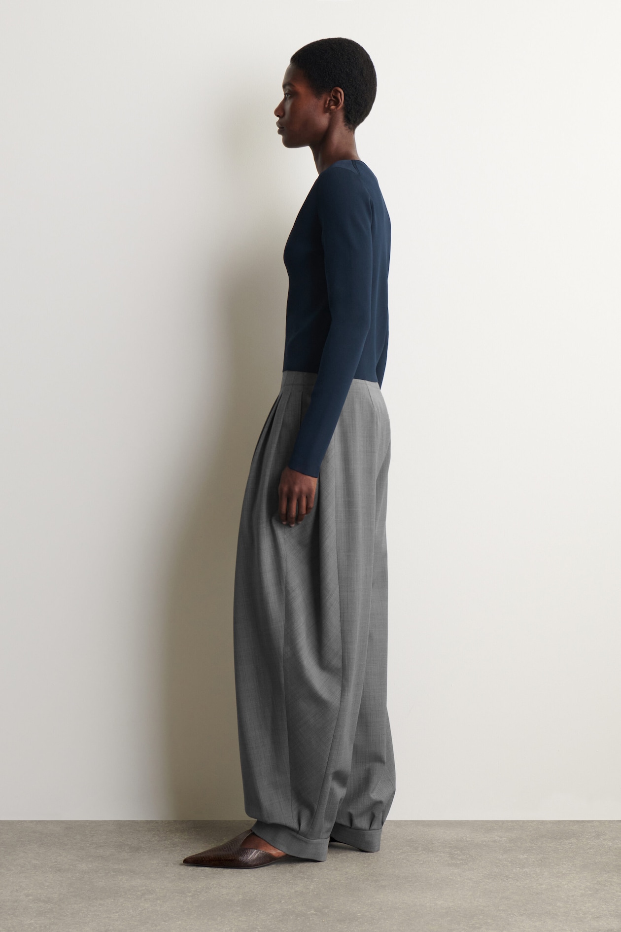 MINIMAL KNITTED V-NECK CARDIGAN — NAVY