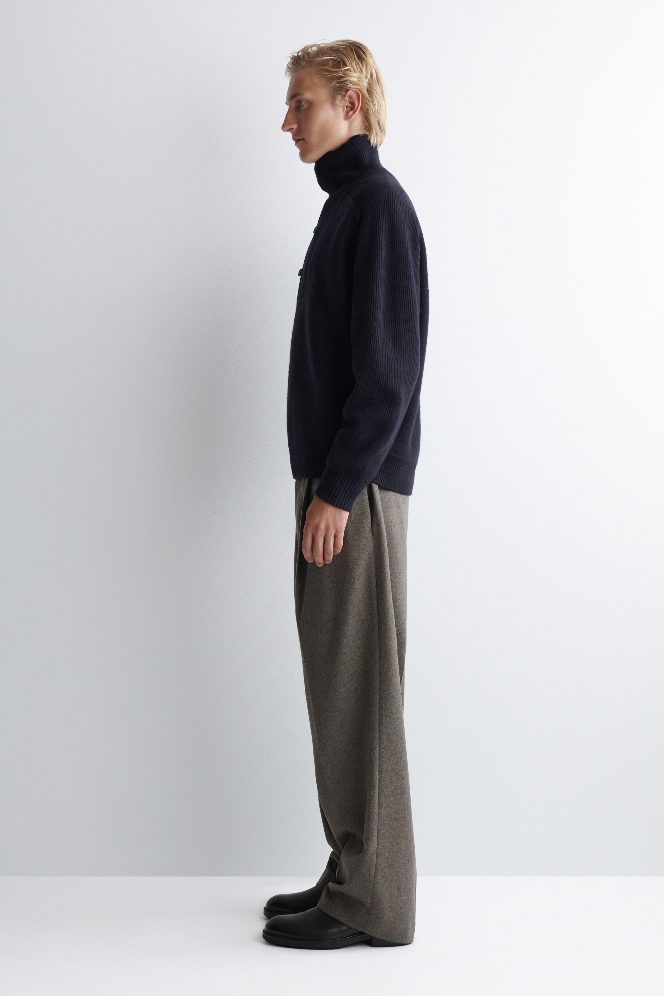 Agrandir l'image: PANELLED MERINO WOOL FUNNEL-NECK JUMPER - NAVY - HOMME | H&M CH 5