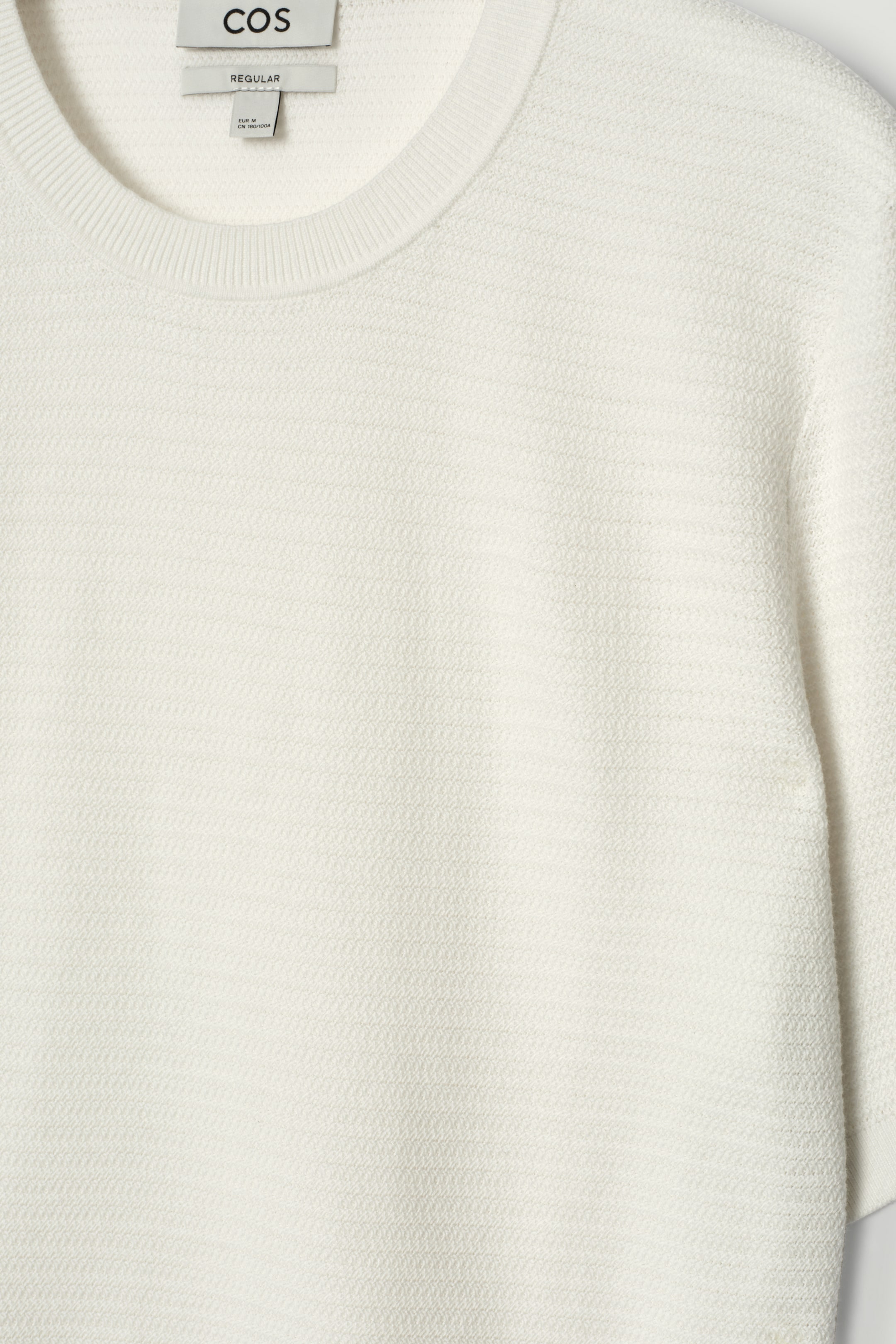 Visa större bild: TEXTURERAD STICKAD T-SHIRT I BOMULL - OFF-WHITE - HERR | H&M SE 8