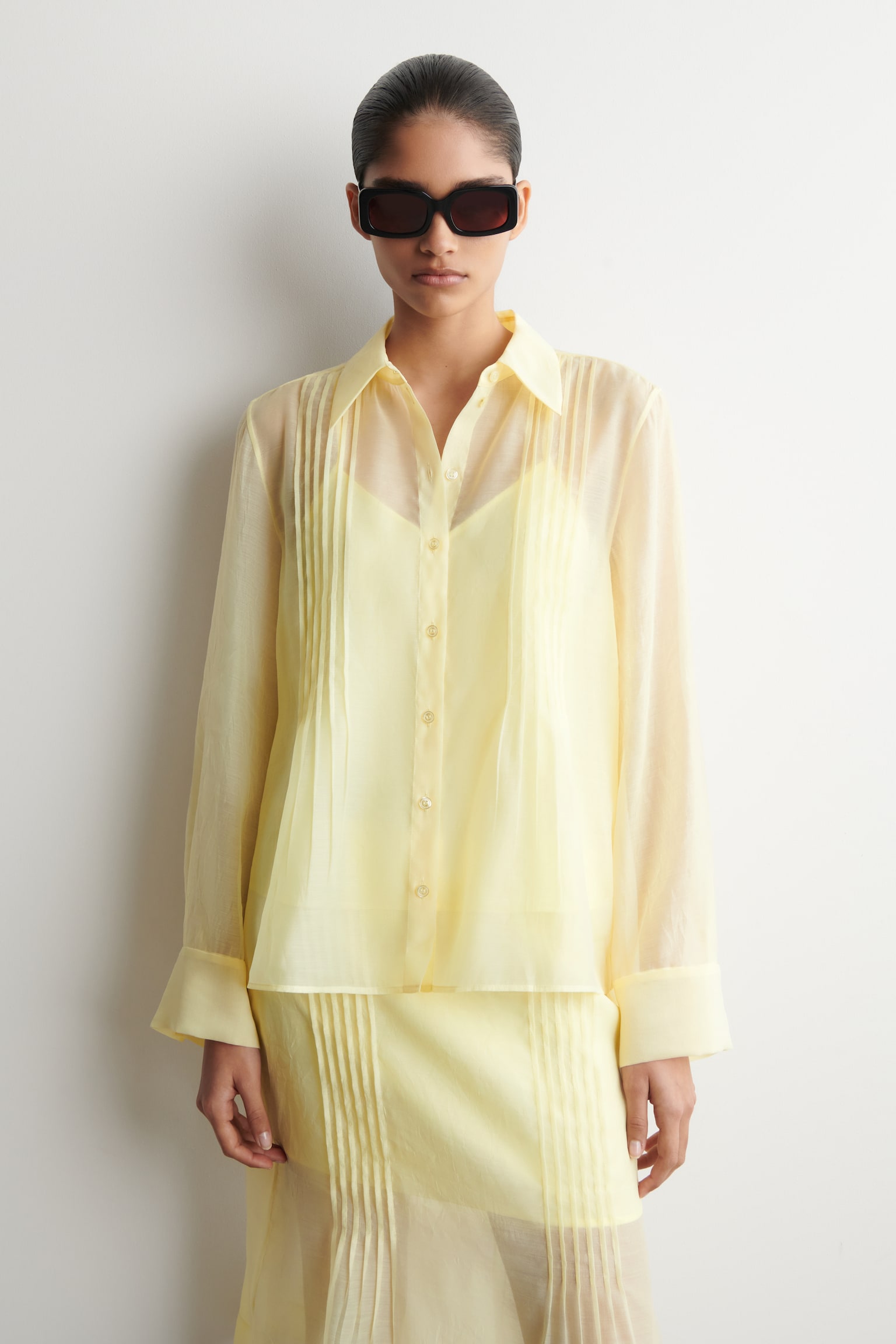 Camisa transparente com pregas finas costuradas - Amarelo - 1