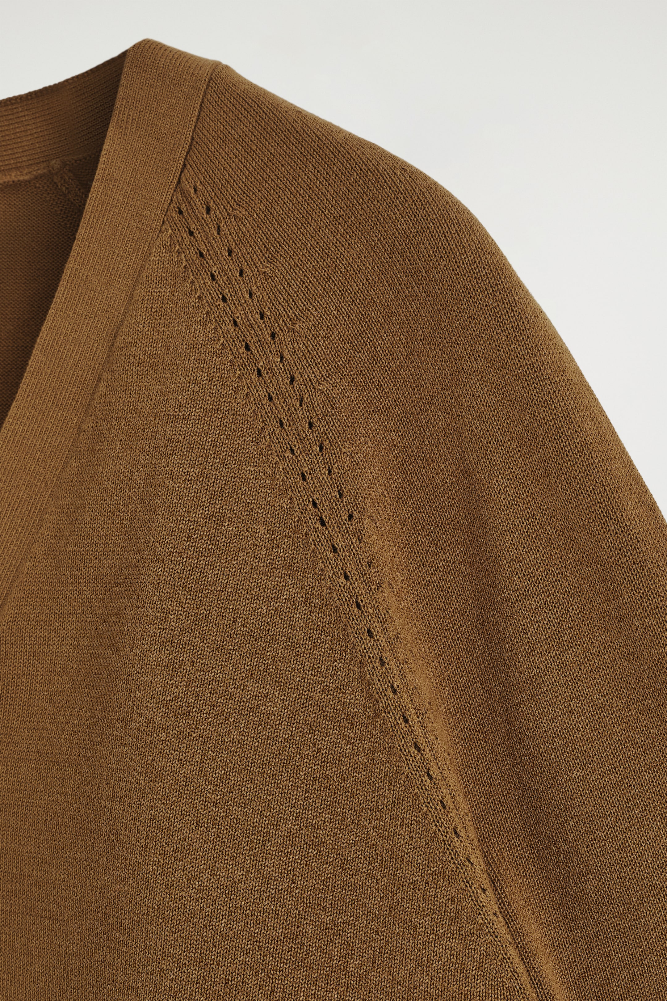 Преглед на по-голямо изображение: KNITTED COTTON V-NECK CARDIGAN - КАФЯВО - ЖЕНИ | H&M BG 7