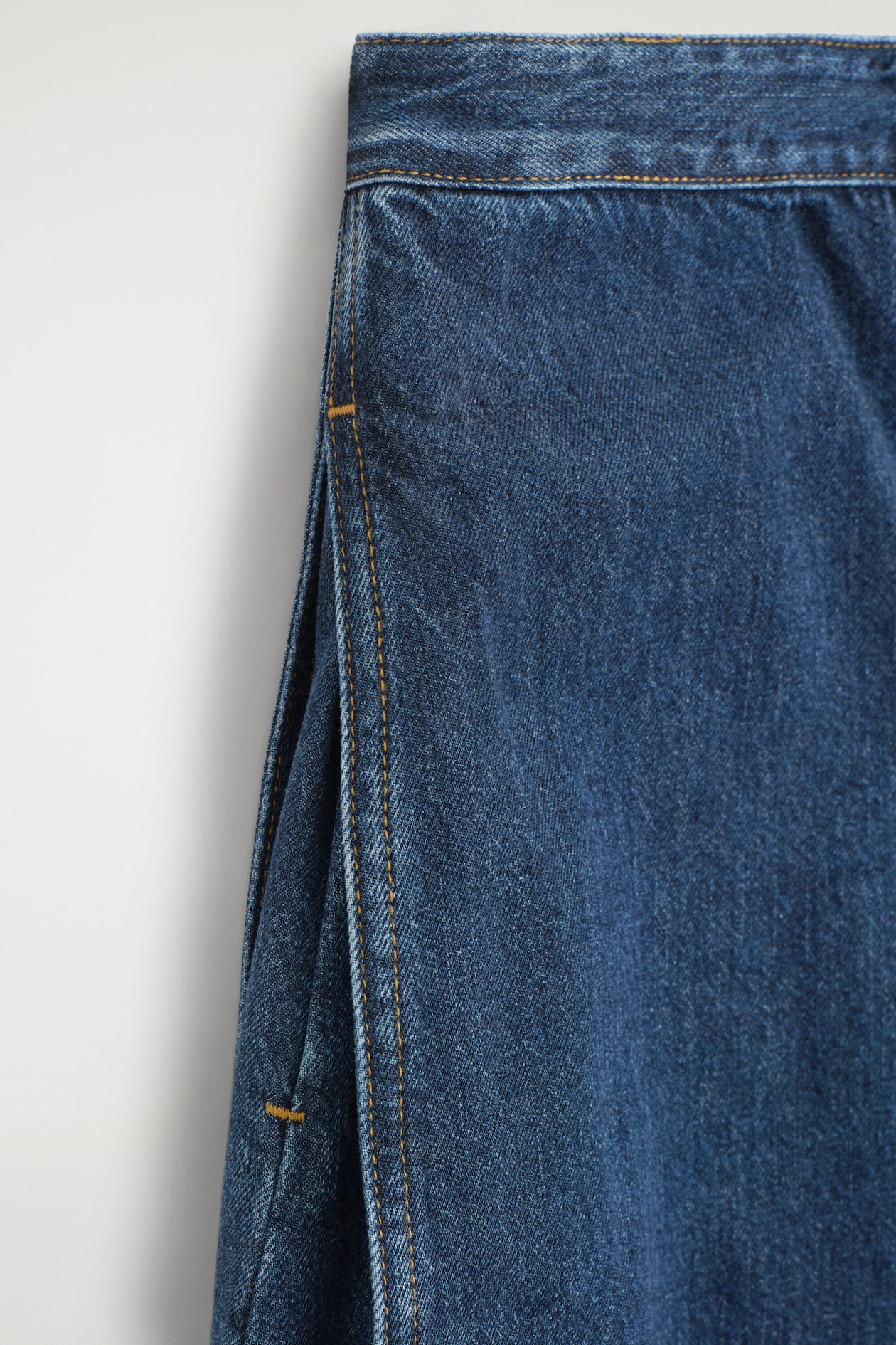 PLEATED-PANEL DENIM BARREL-LEG PANTS — BLUE