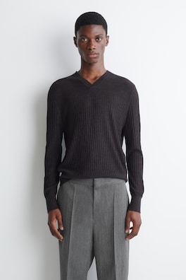 RIBBED FINE MERINO WOOL V-NECK SWEATER — BITTER CHOCOLATE 1
