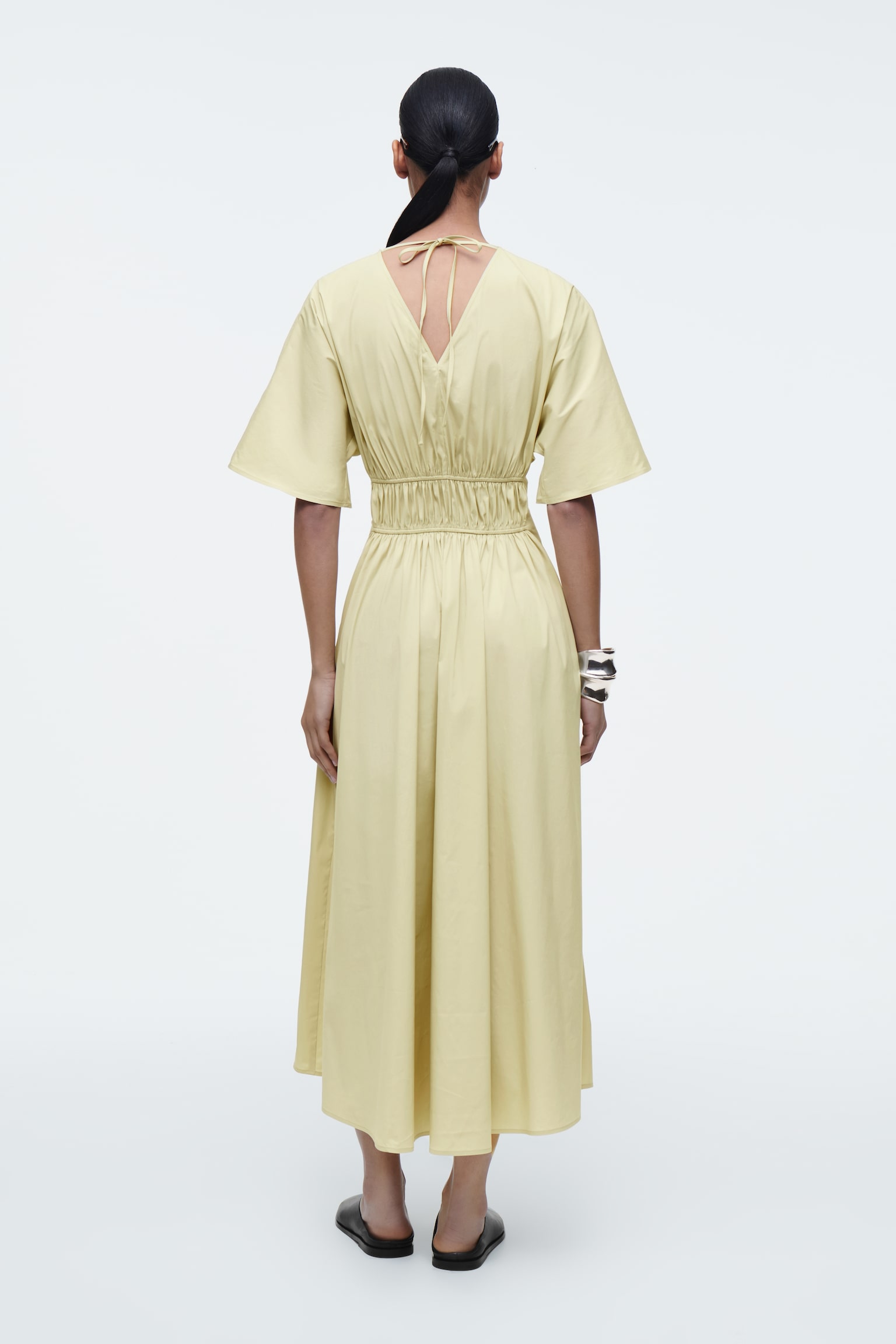 VESTIDO MIDI FRUNCIDO CON ESPALDA DESCUBIERTA - PISTACHO/NEGRO - 4