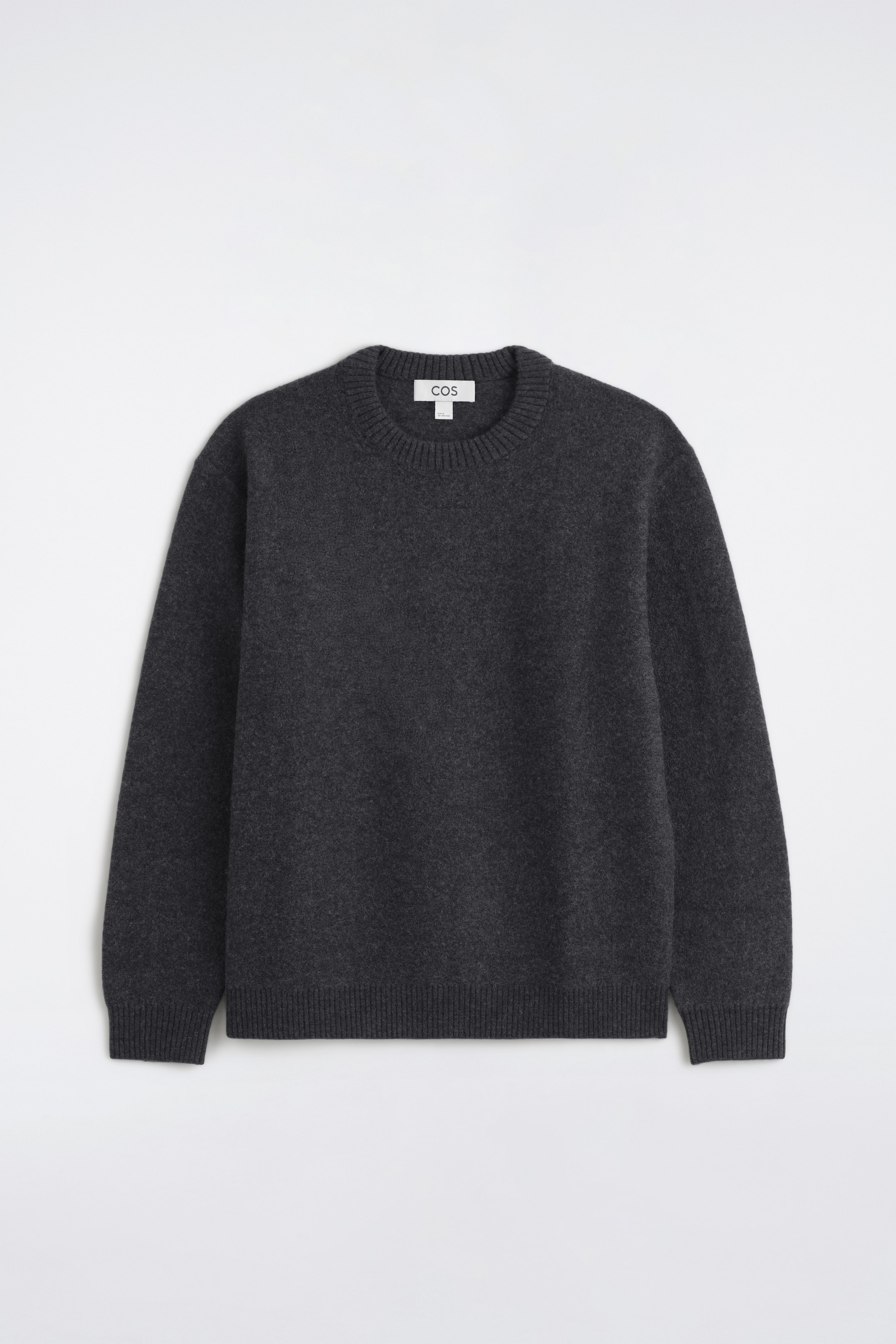 Visualizza immagine più grande: Un maglione girocollo grigio scuro è mostrato in una vista frontale. Presenta un colletto a coste, maniche lunghe con polsini a coste e un orlo a coste, il tutto con una morbida texture spazzolata.