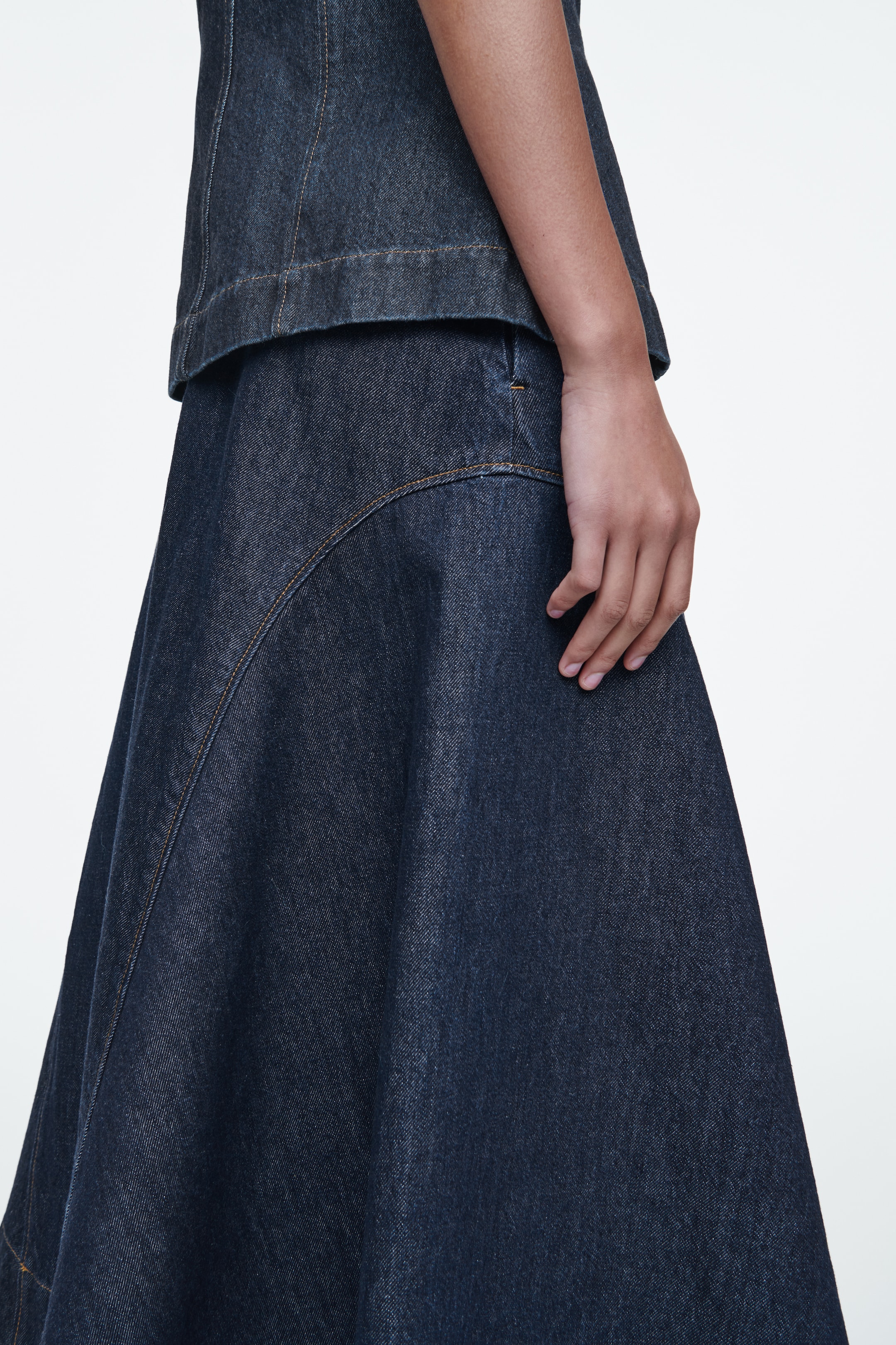 Zobrazit větší obrázek: SUROVÁ DENIMOVÁ MIDI SUKNĚ VE TVARU A-LINIE - SUROVÉ INDIGO - ŽENY | H&M CZ 3