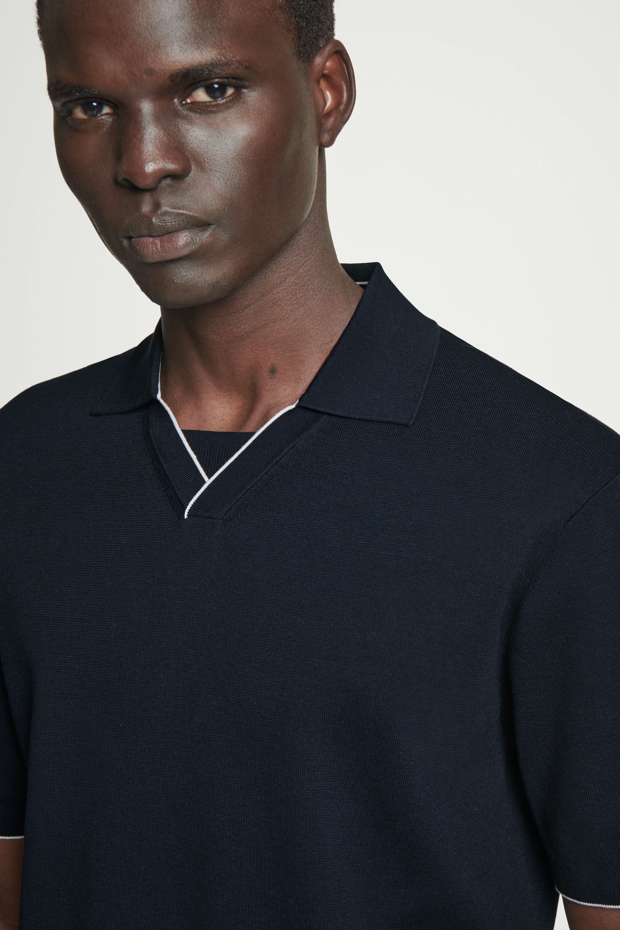 Grotere afbeelding bekijken: Gebreide poloshirt met contrasterende rand - MARINEBLAUW - HEREN | H&M BE 5