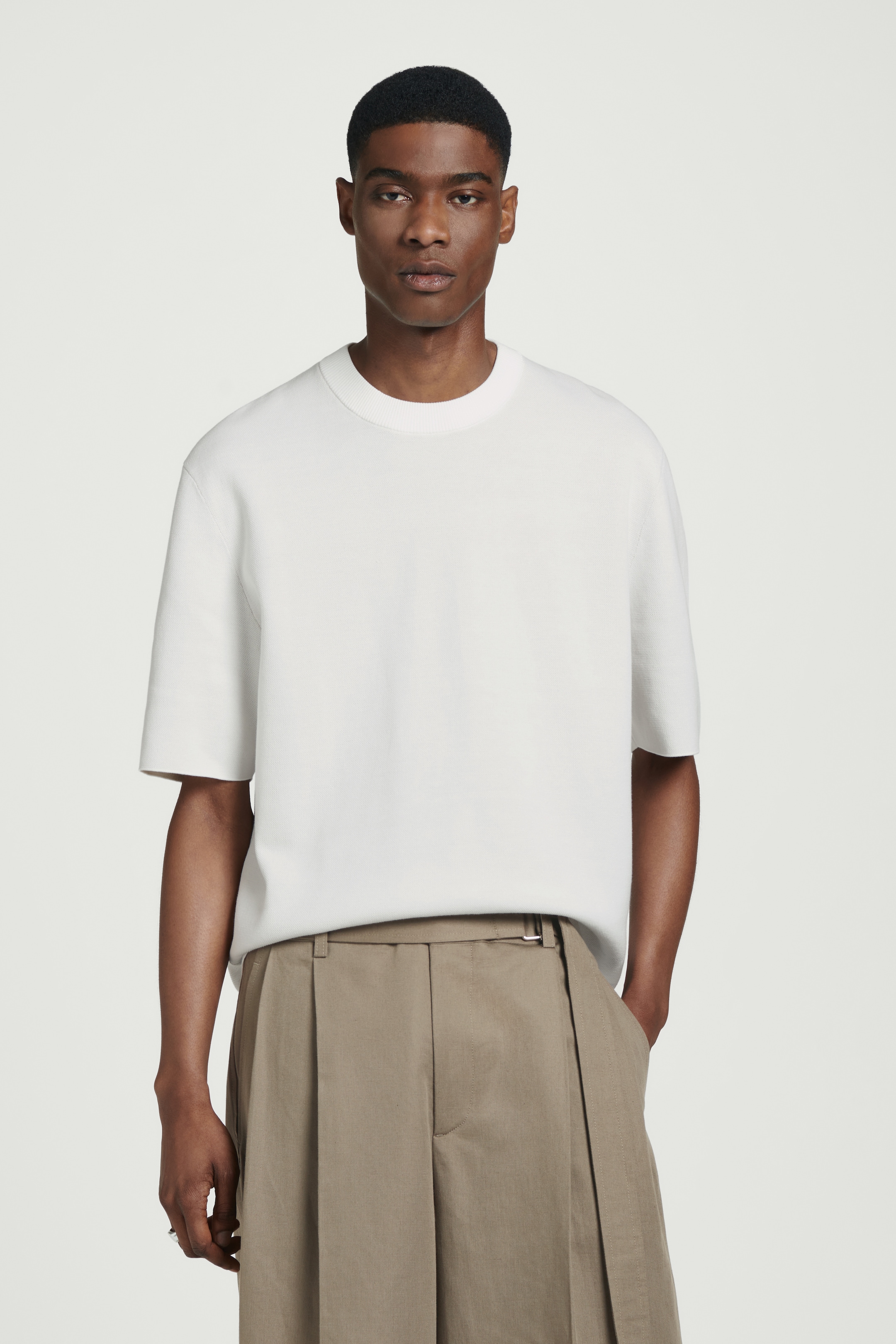 Grotere afbeelding bekijken: RELAXTE DUBBELZIJDIGE GEBREIDE T-SHIRT - WIT - HEREN | H&M BE 1