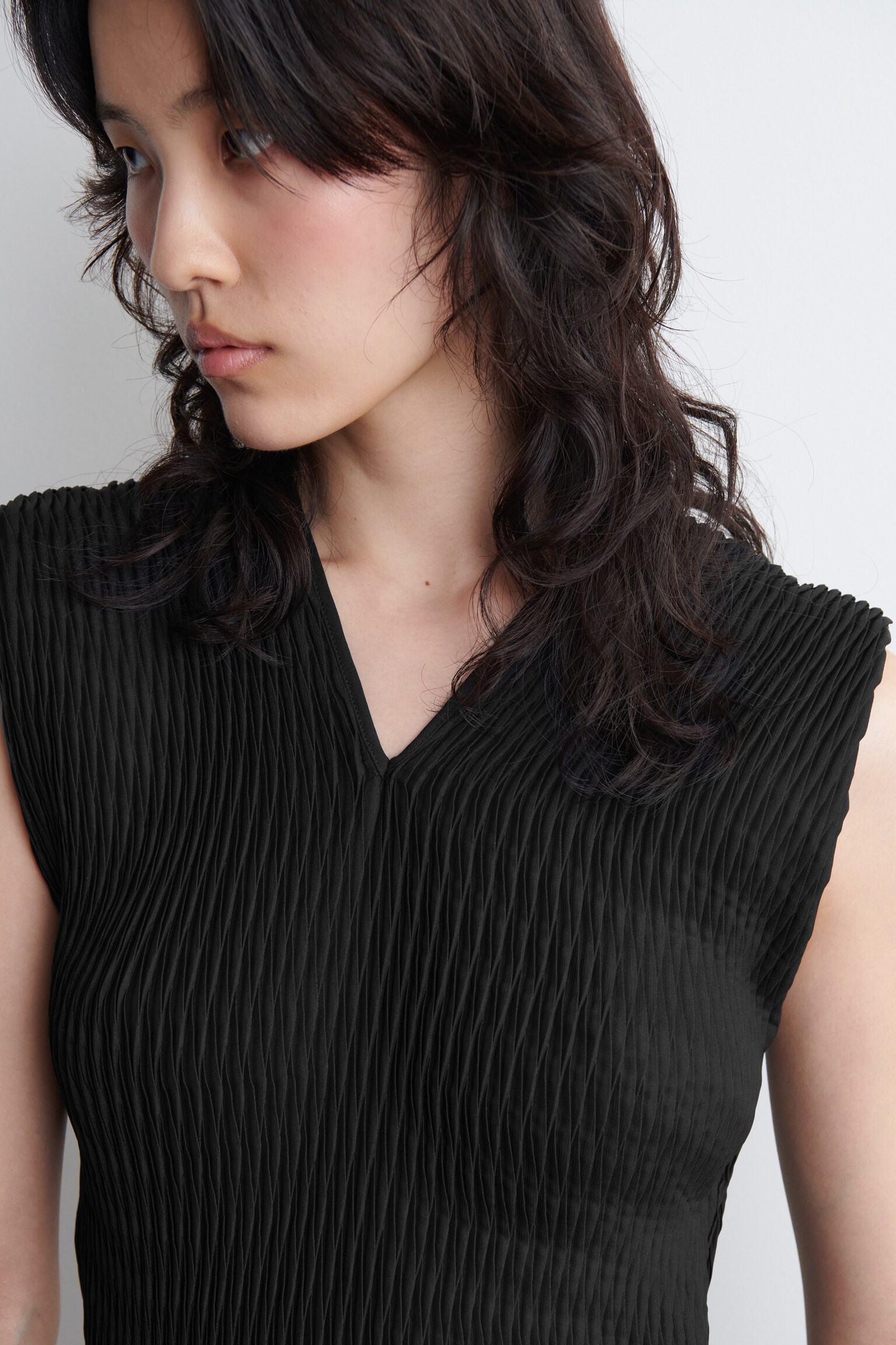 TOP PLISADO CON CUELLO DE PICO - NEGRO - 8