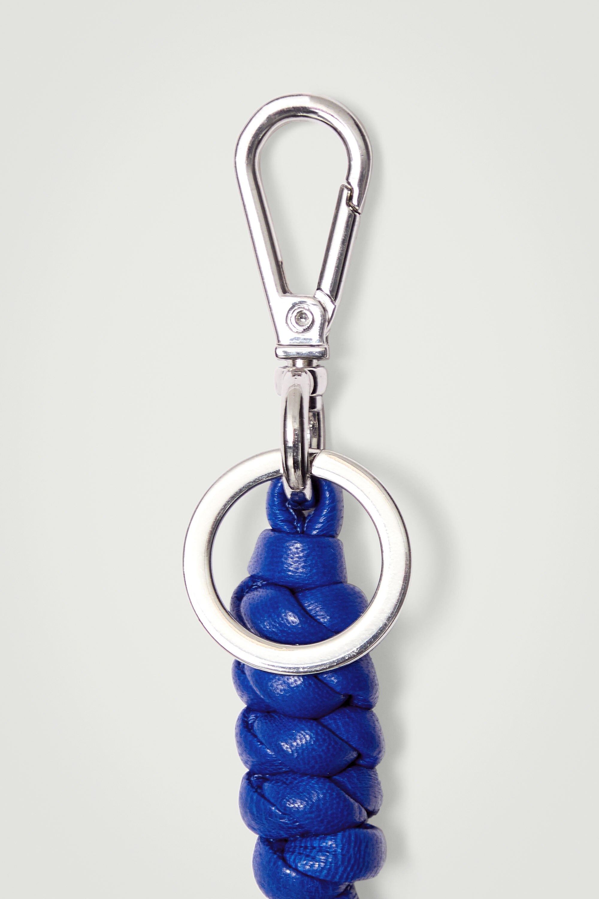 KNOTTED LEATHER KEYRING - COBALT BLUE | COS