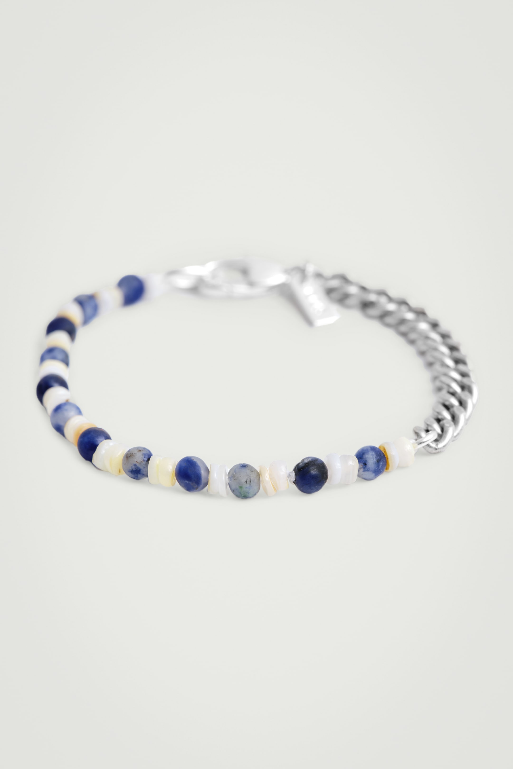 Grotere afbeelding bekijken: ARMBAND MET KETTING VAN HALFEDERE STEEN - WIT / BLAUW - HEREN | H&M BE 3