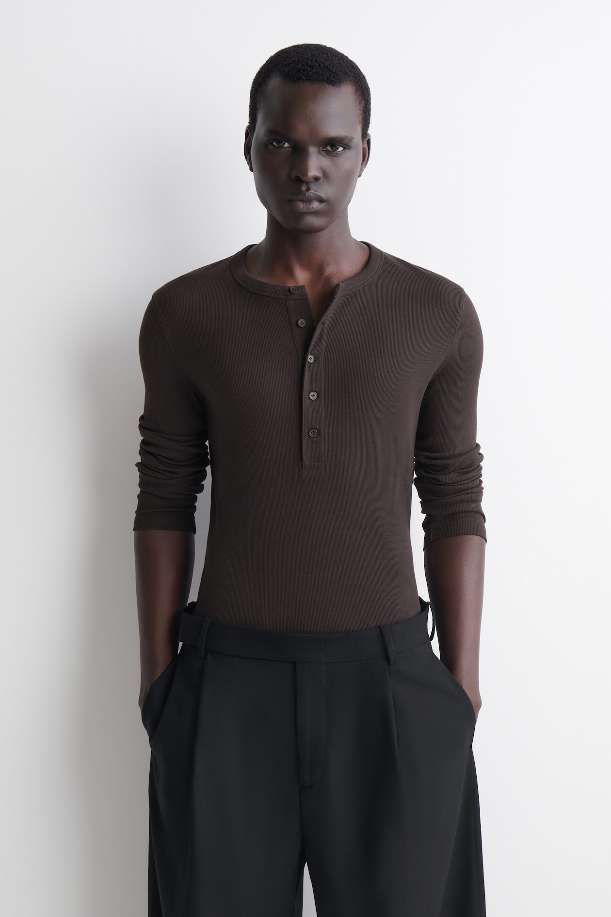 SLIM RIBBED COTTON LONG-SLEEVED HENLEY T-SHIRT — CHOCOLATE