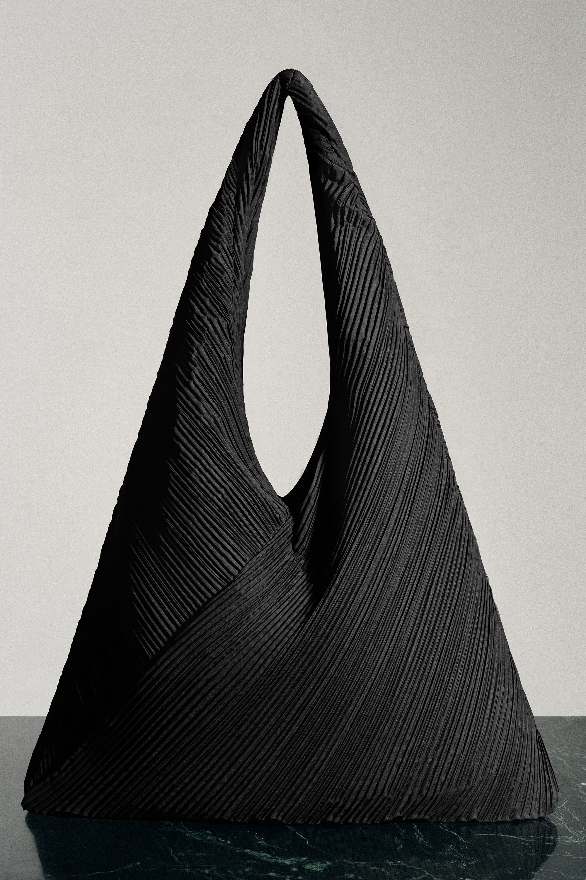 ★TOUT Y EST★ Simple shopper bag 62 pleated pleated navy S SCULPTURAL SHOULDER BAG – PLEATED - BLACK | COS