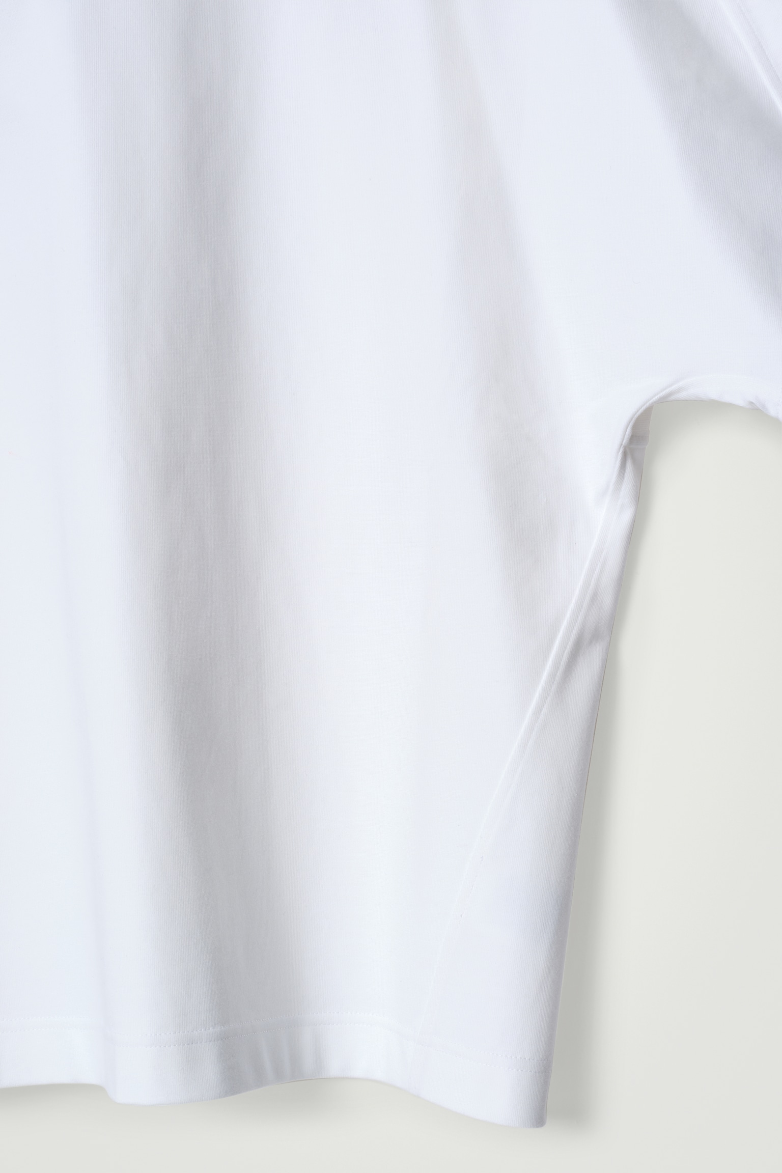 GEWICHTIGES OVERSIZED-T-SHIRT MIT KRAGEN - WEISS/SCHWARZ - 3
