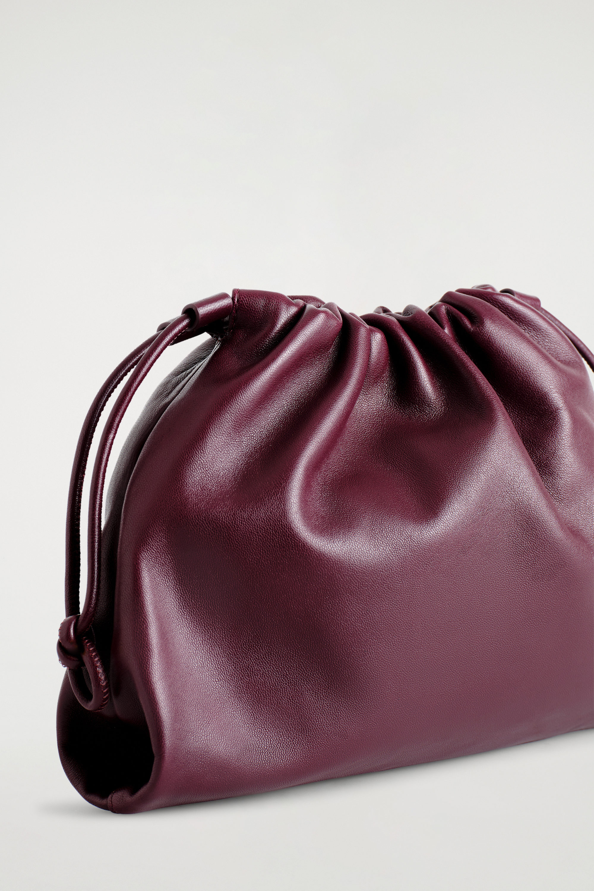 MINI CAVATELLI CLUTCH BAG - LEATHER - BORDEAUX | COS