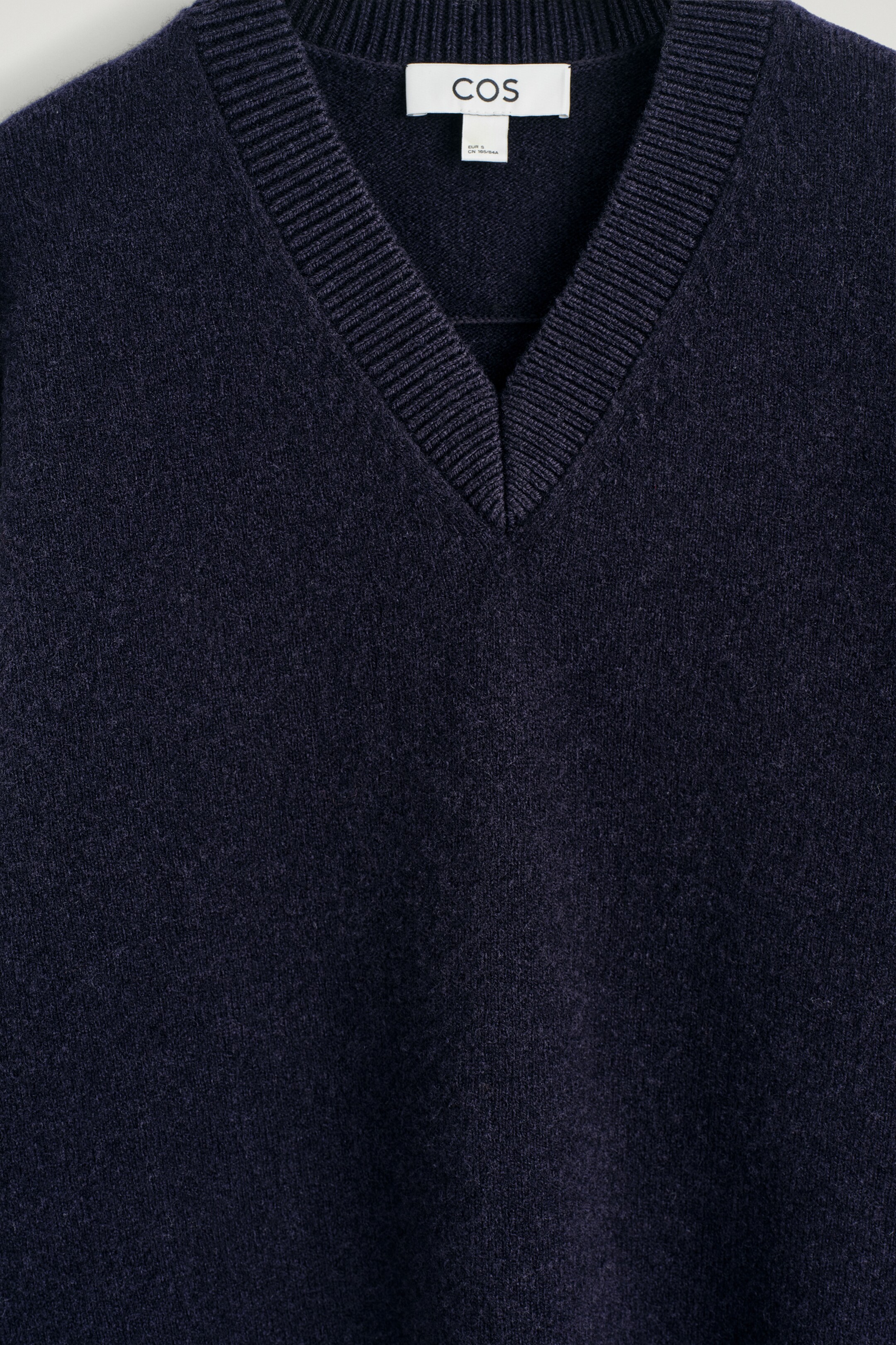 Ingrandisci l'immagine: ROUNDED WOOL V-NECK JUMPER - NAVY - DONNA | H&M CH 7