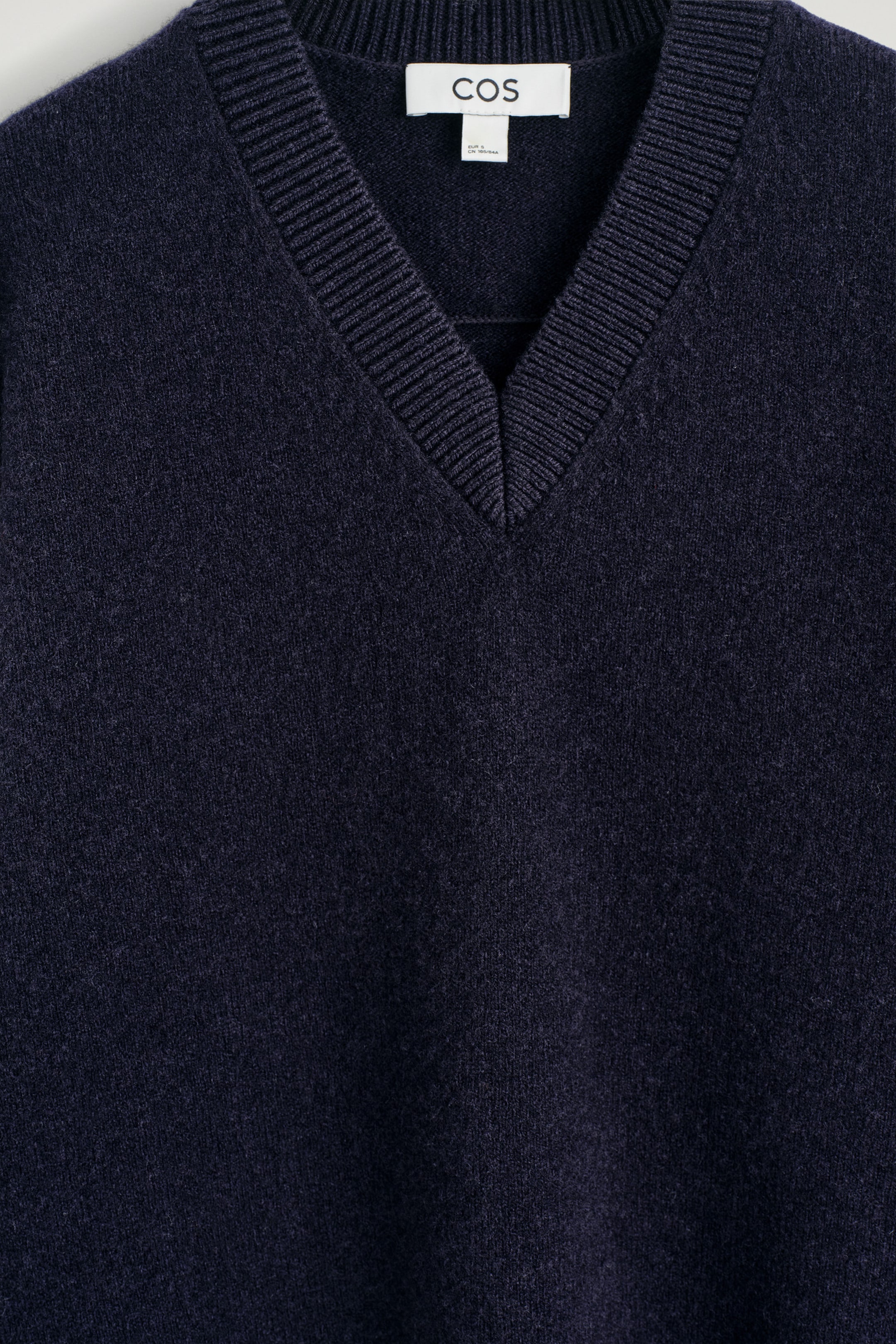 ROUNDED WOOL V-NECK SWEATER