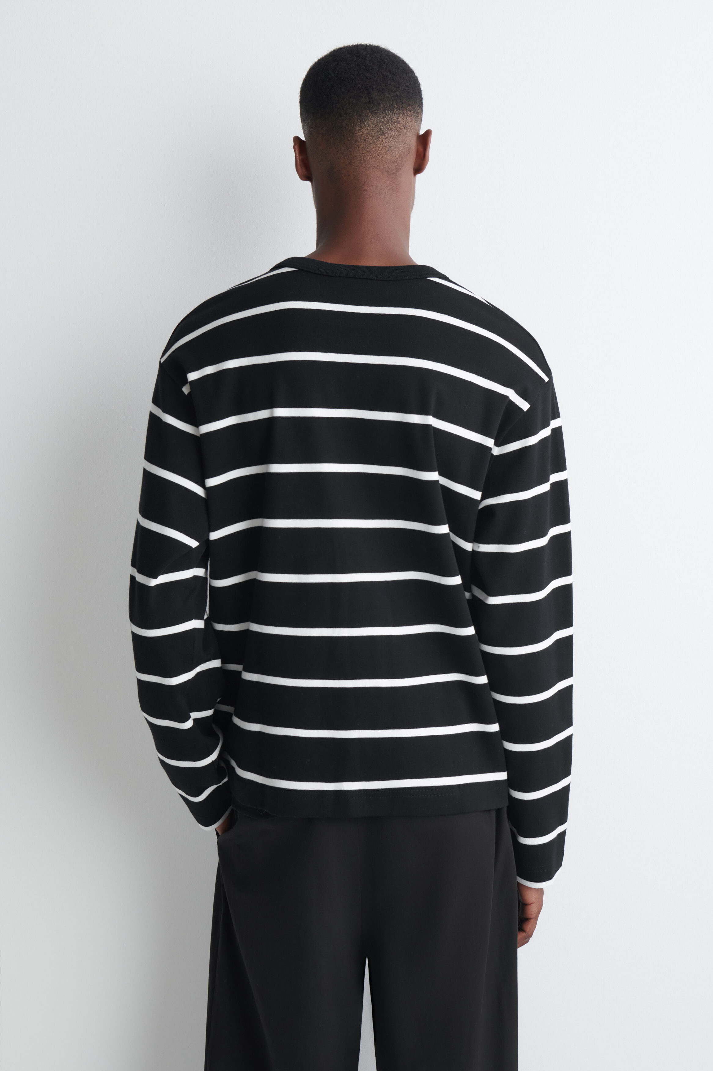 RELAXED JERSEY INTERLOCK LONG-SLEEVED T-SHIRT - BLACK / WHITE