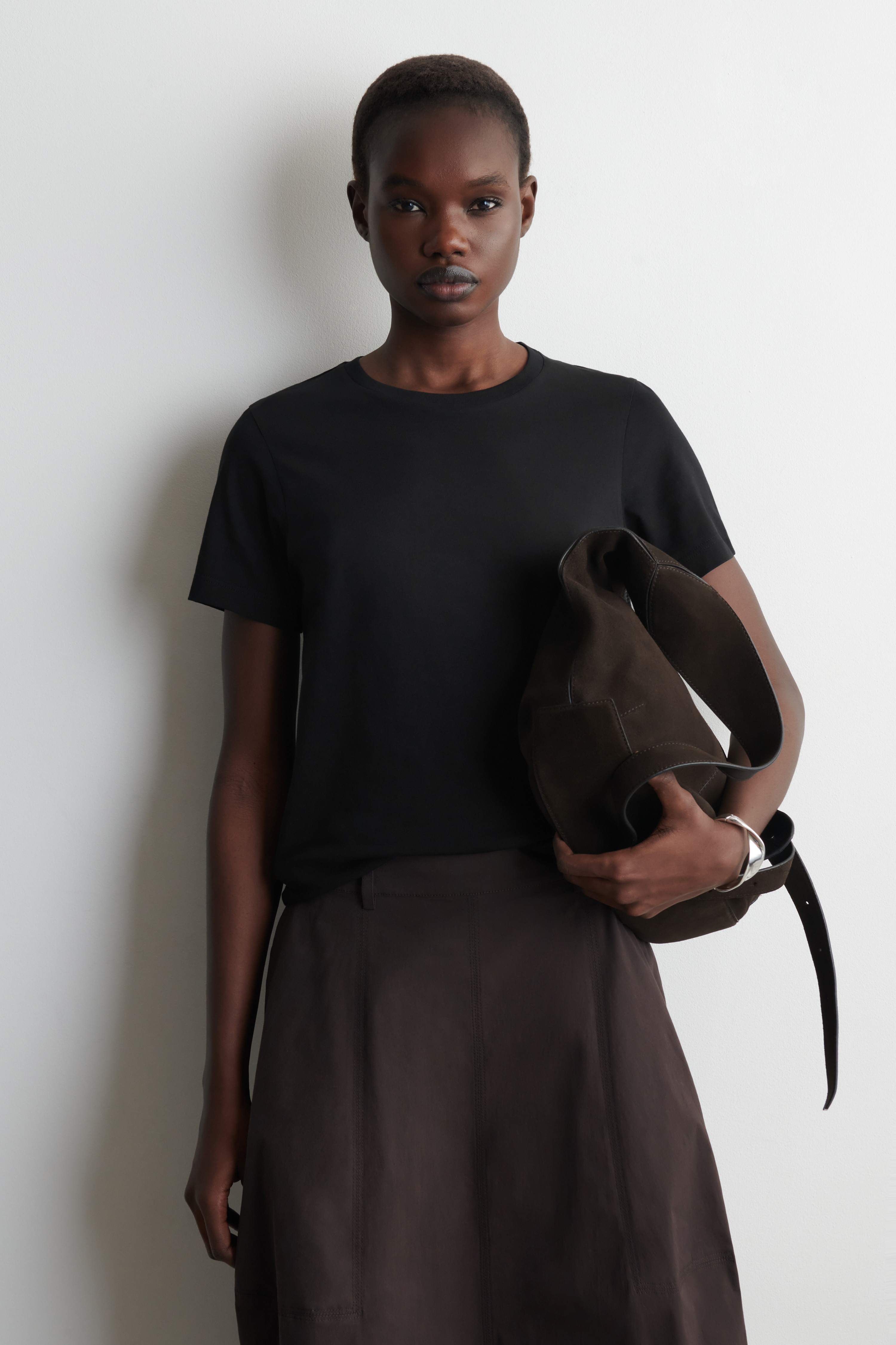 ΒΑΜΒΑΚΕΡΟ T-SHIRT ΜΕ ΣΤΡΟΓΓΥΛΗ ΛΑΙΜΟΚΟΨΗ - ΜΑΥΡΟ/WHITE