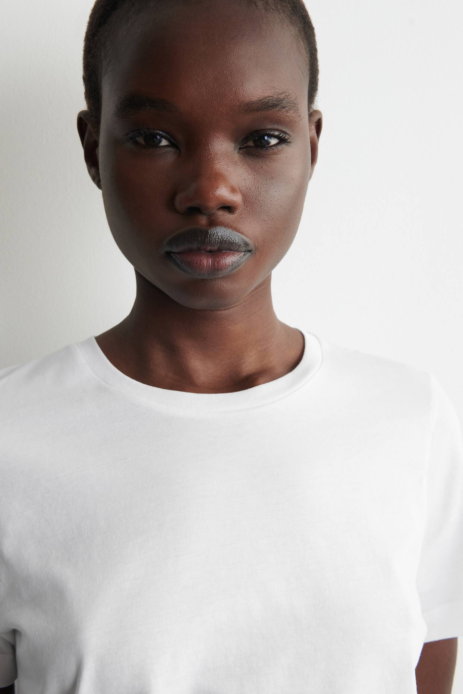 BAWEŁNIANY T-SHIRT Z OKRĄGŁYM DEKOLTEM - BIAŁY/CZARNY - 5